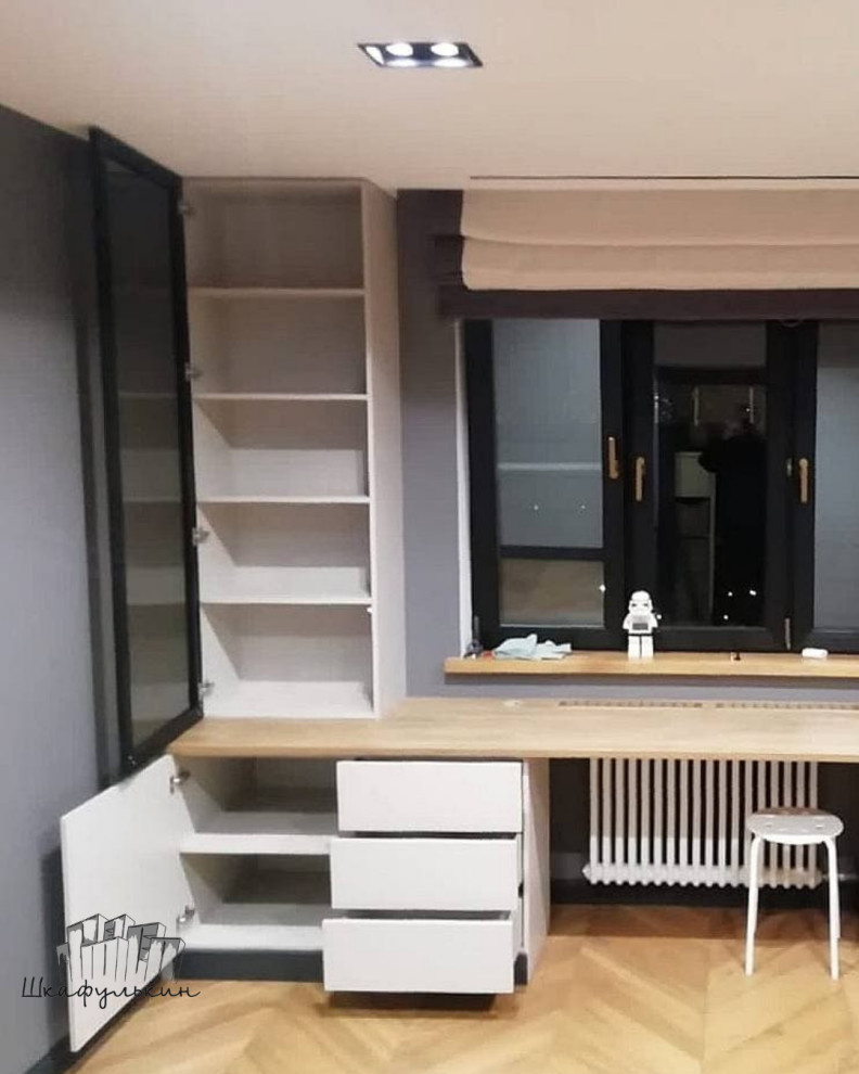 Детская  с двумя рабочими зонами у окна