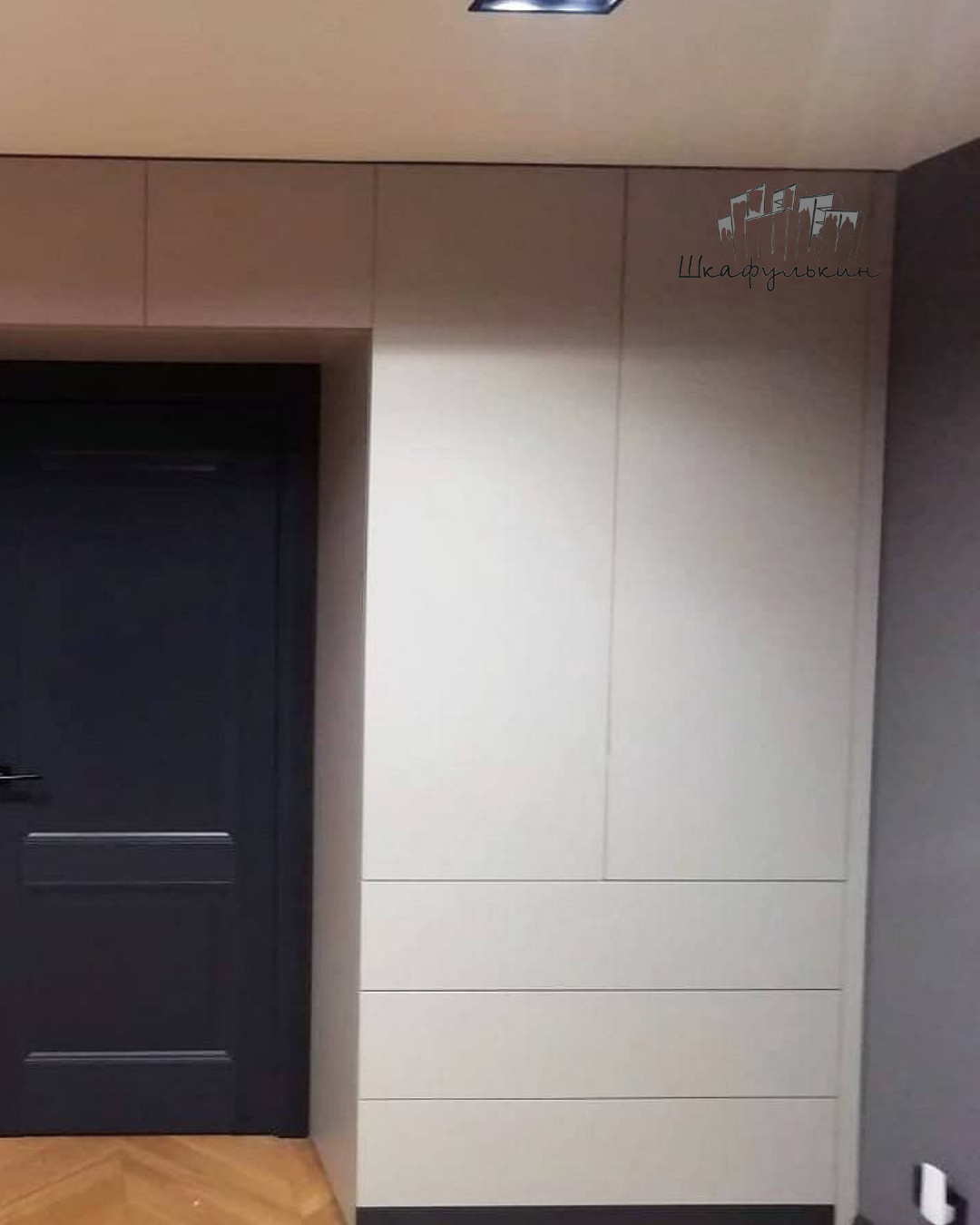 Детская  с двумя рабочими зонами у окна