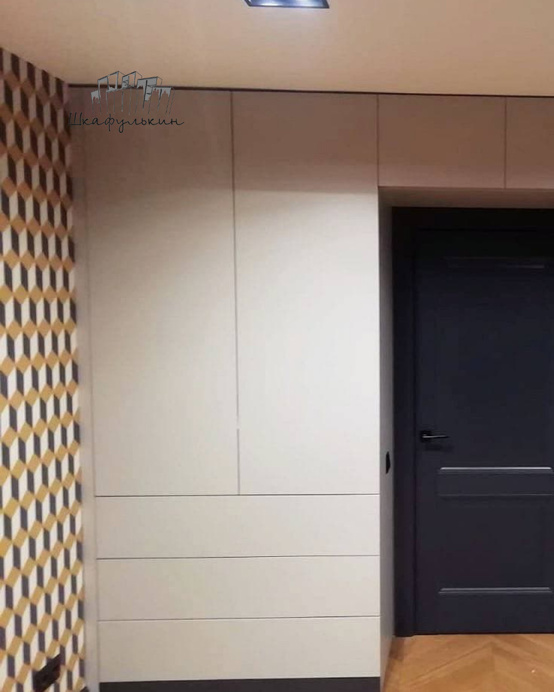 Детская  с двумя рабочими зонами у окна