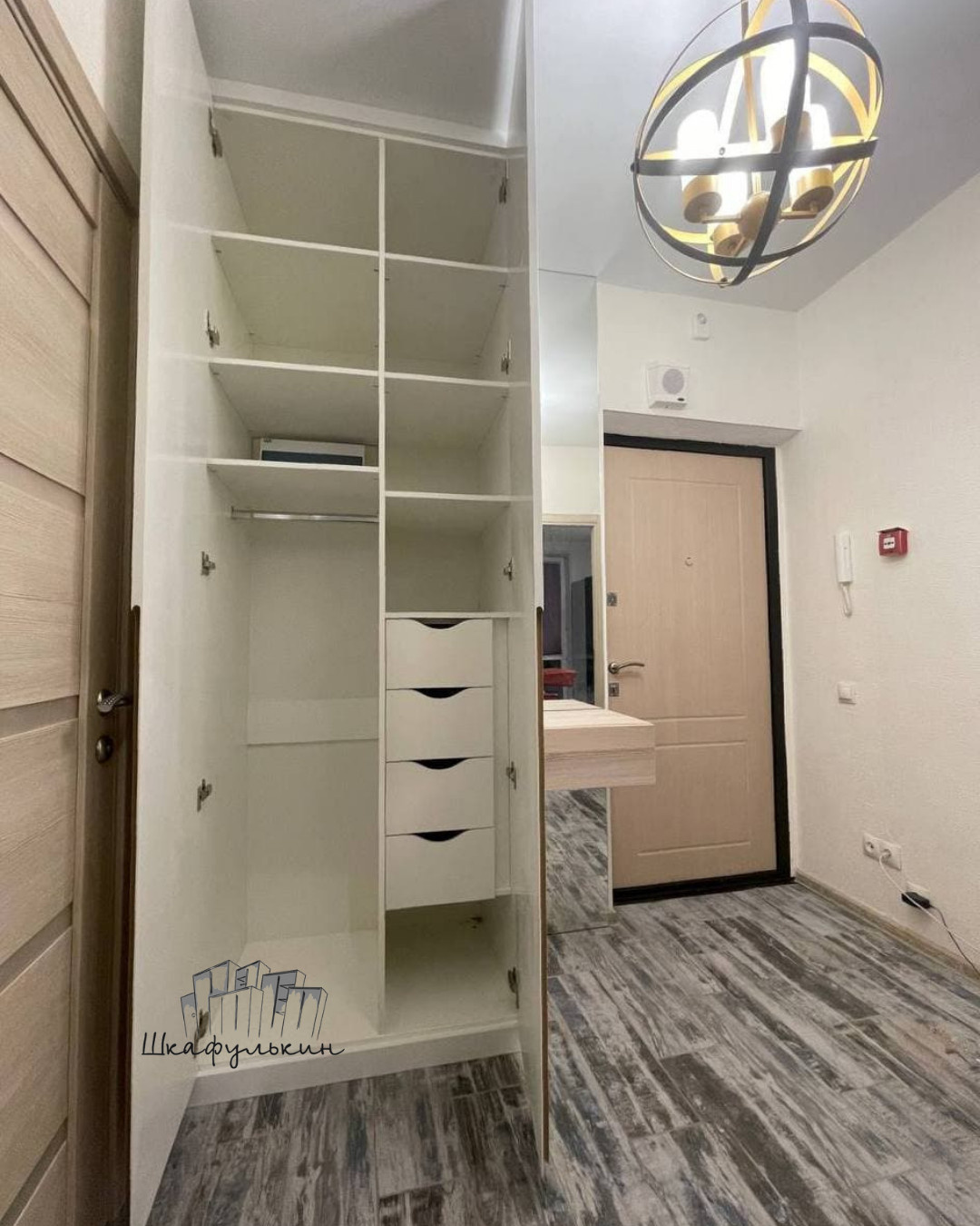 Распашной шкаф в прихожую