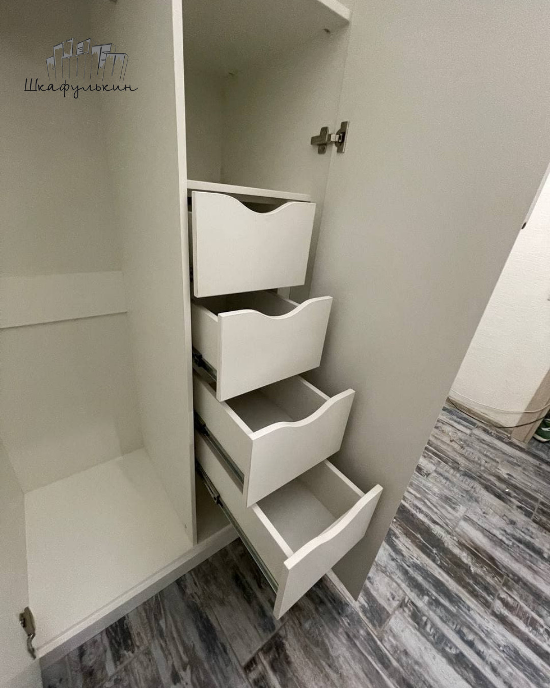 Распашной шкаф в прихожую