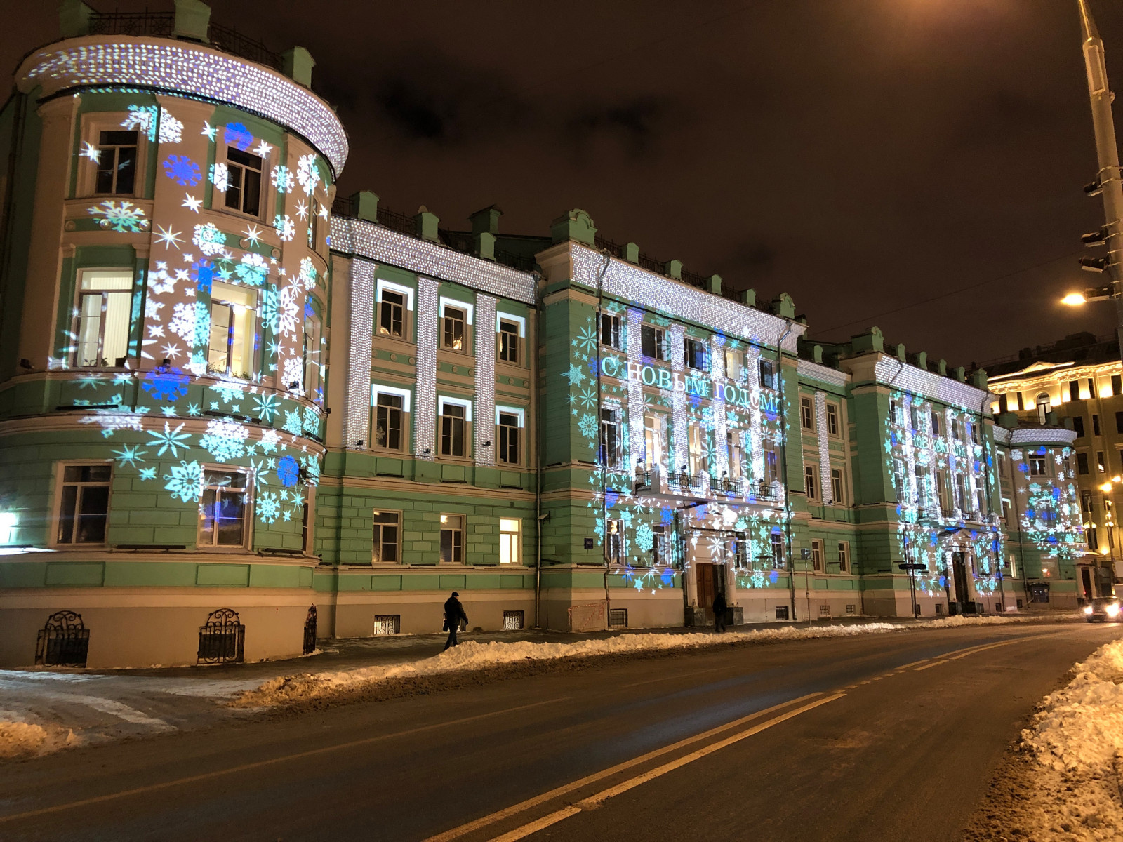 Новогодняя проекционная подсветка фасада НОВИКОМБАНКа