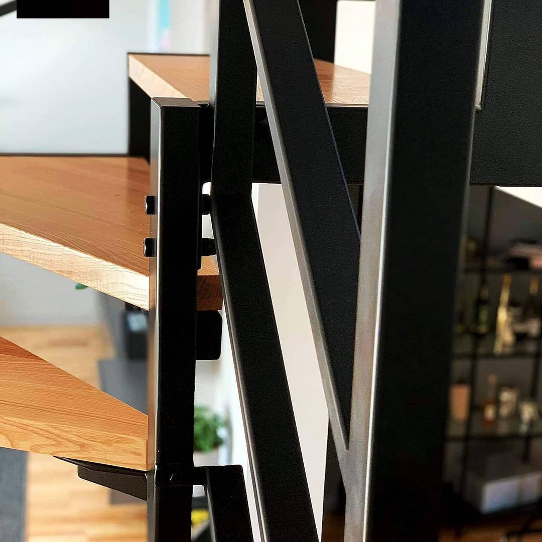 Винтовая лестница на двух косоурах