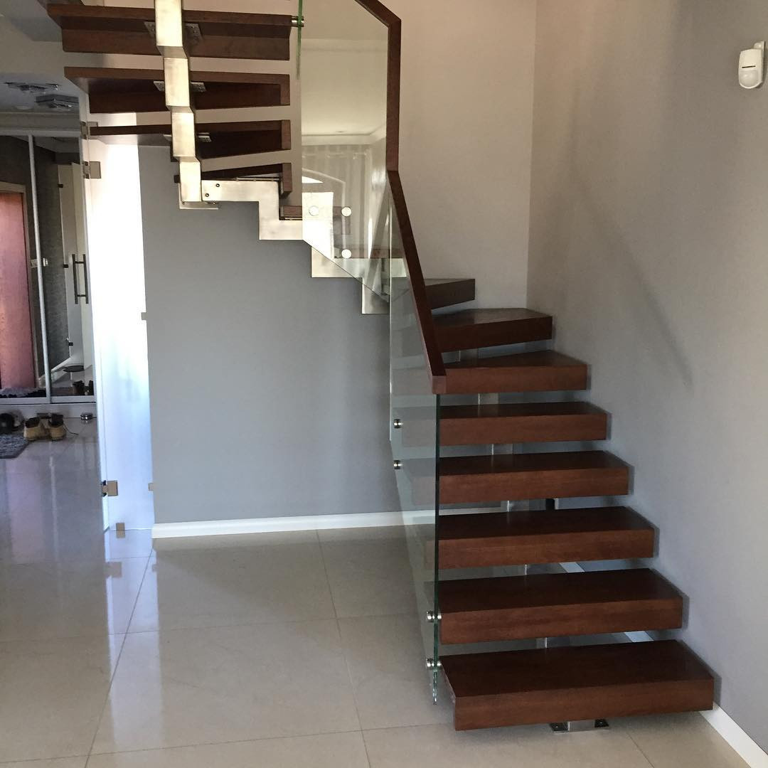 Лестница на центральном косоуре с дубовыми ступенями