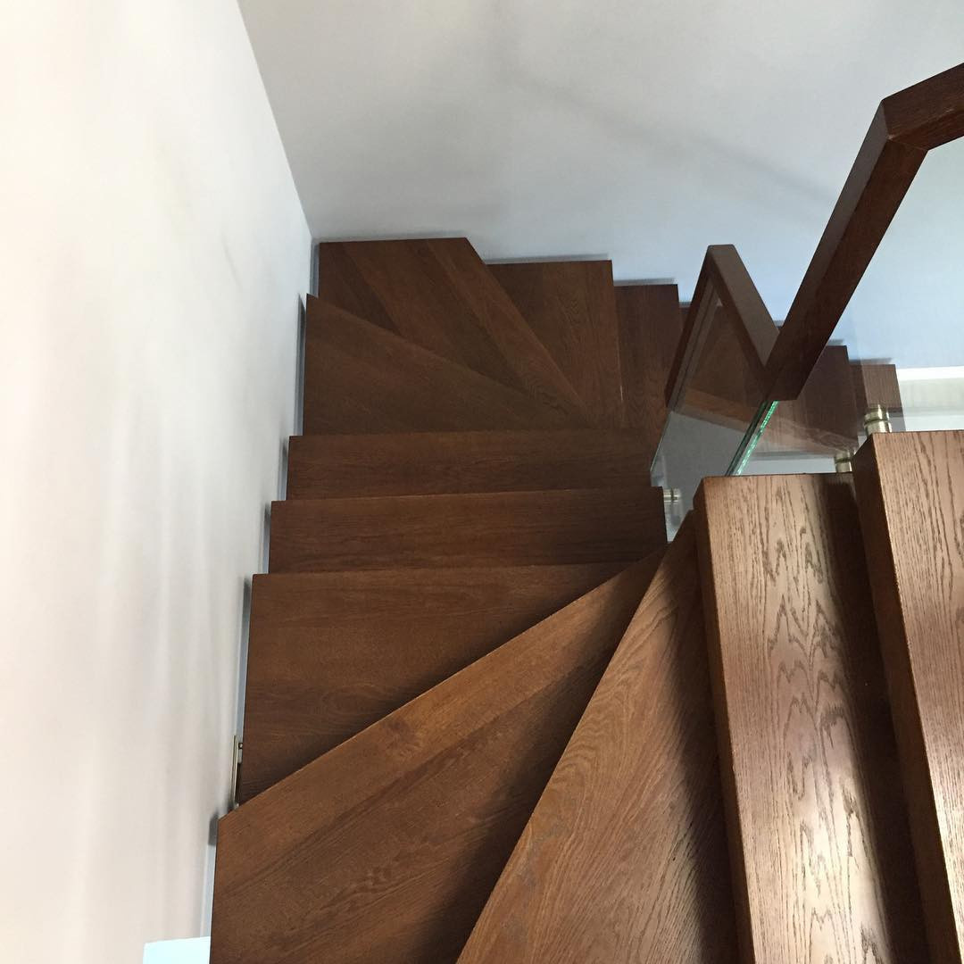 Лестница на центральном косоуре с дубовыми ступенями