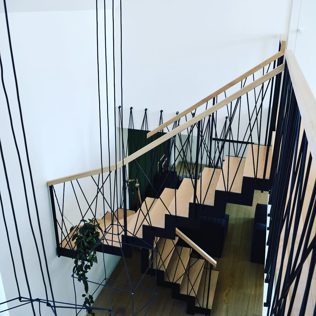 Современная лестница с перилами лофт