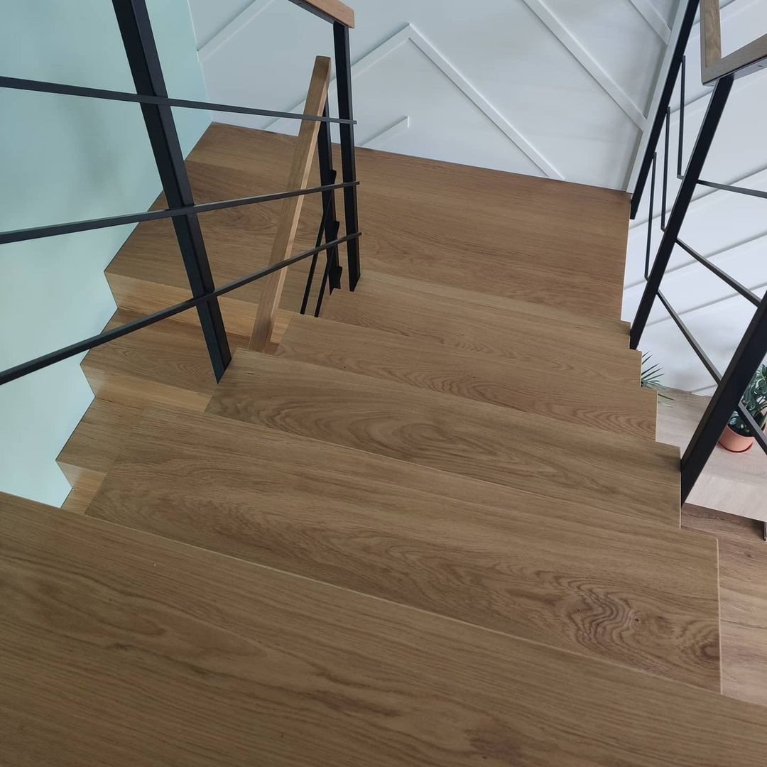 Современная лестница с косоурами