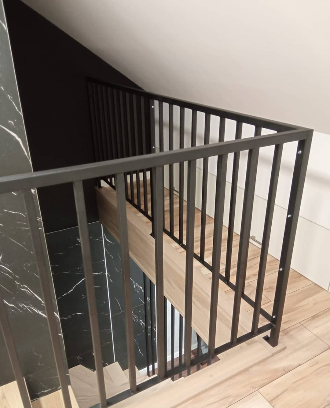 Закрытая лестница с металлическими перилами