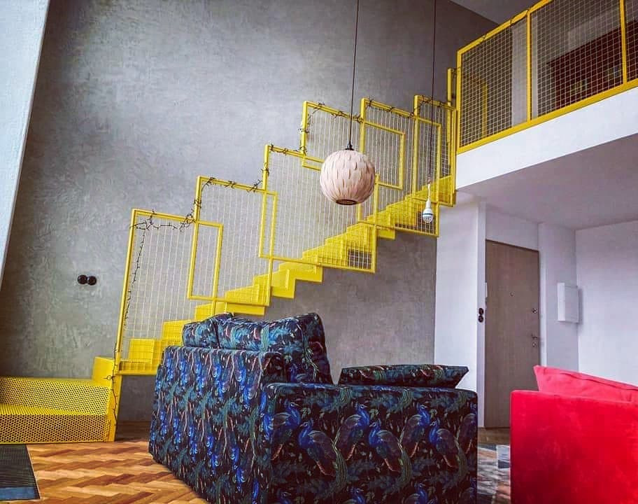 Металлическая лестница с поворотной площадкой