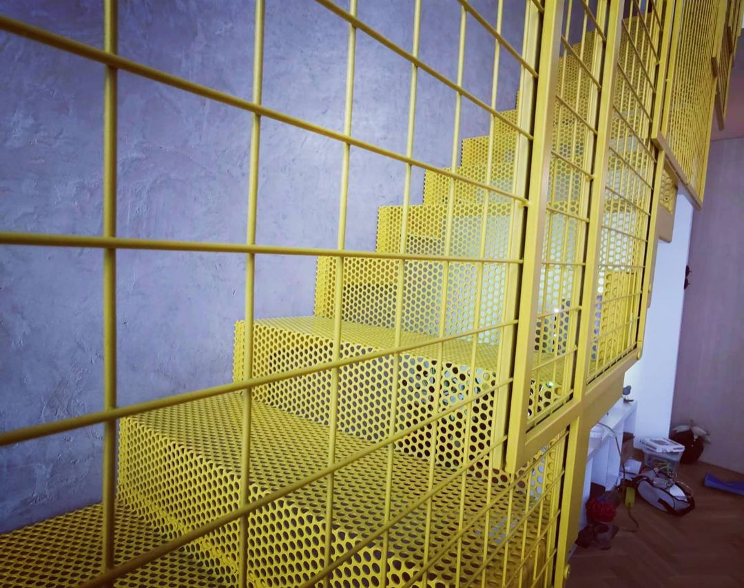 Металлическая лестница с поворотной площадкой