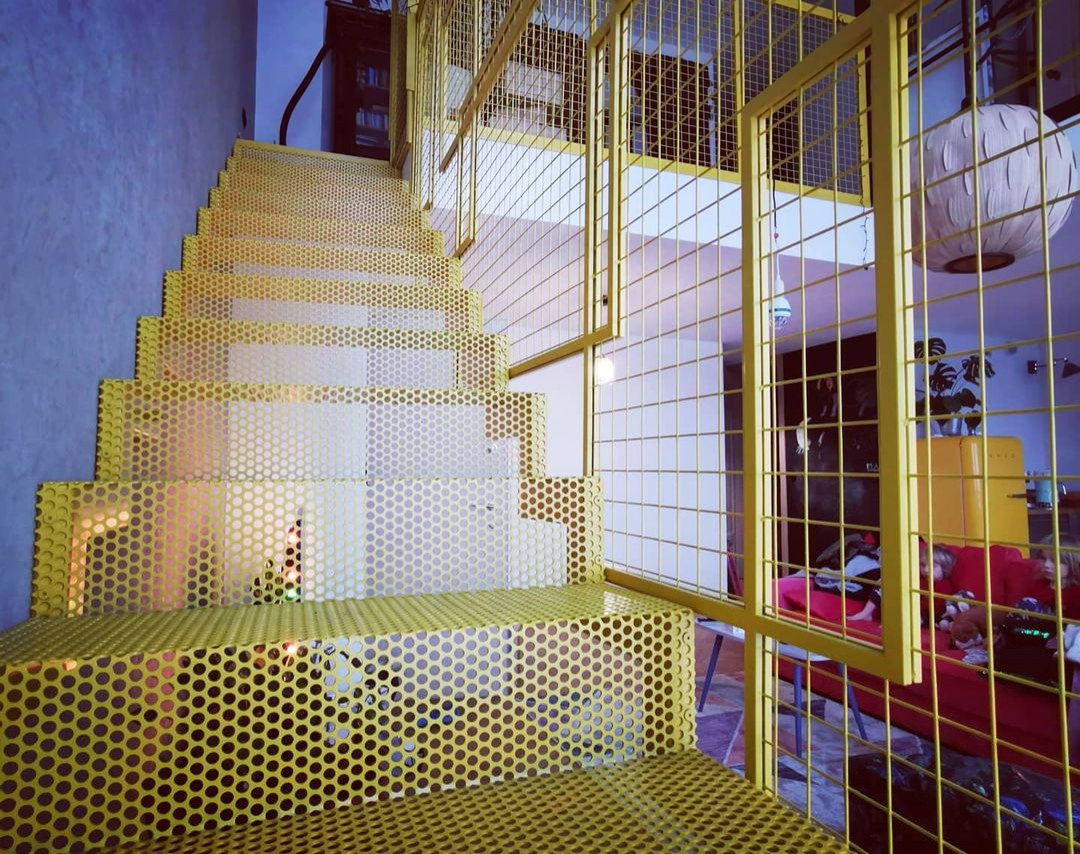 Металлическая лестница с поворотной площадкой