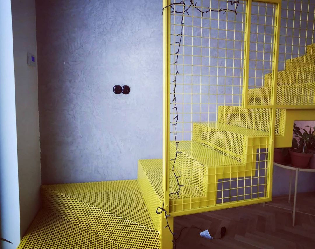 Металлическая лестница с поворотной площадкой