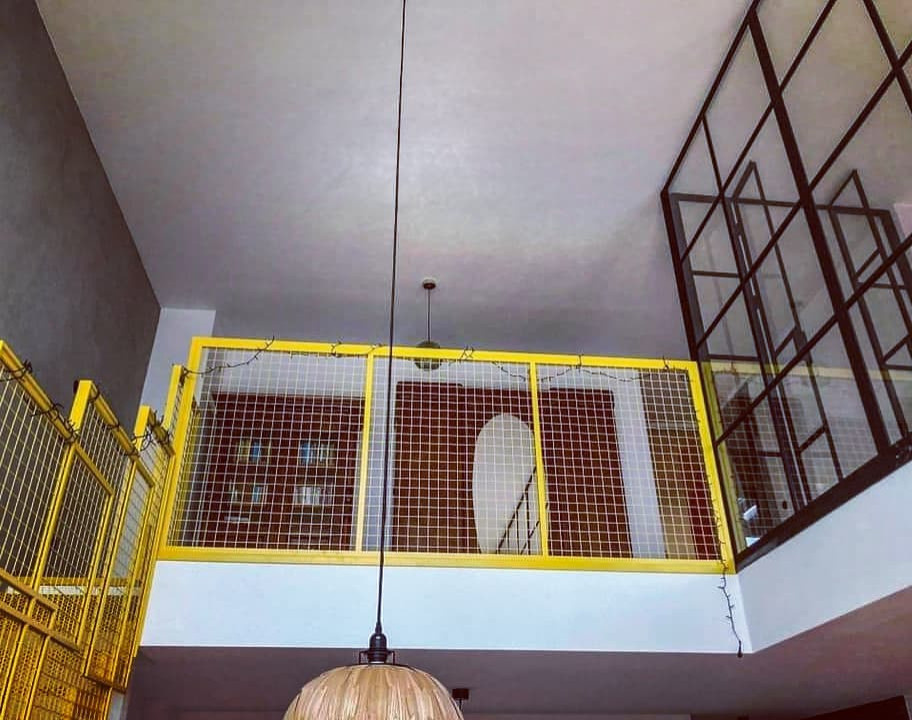 Металлическая лестница с поворотной площадкой