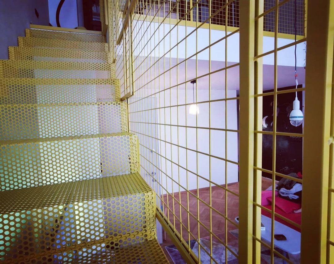 Обложка проекта: Металлическая лестница с поворотной площадкой