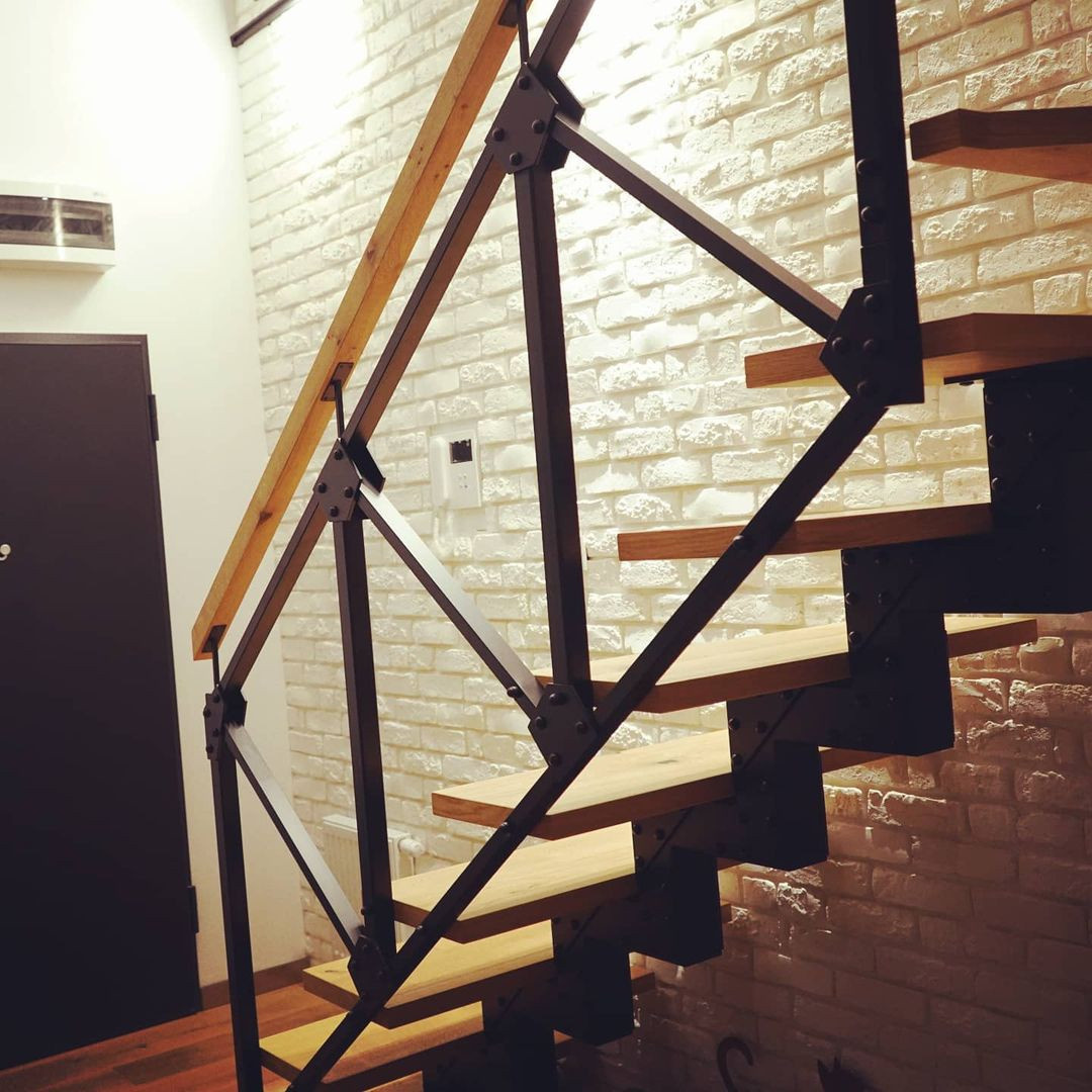 Дизайнерская лестница из ступеней из массива дерева