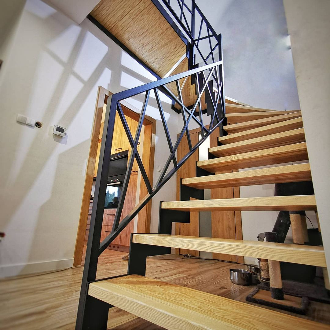 Лестница с металлическими  перилами лофт