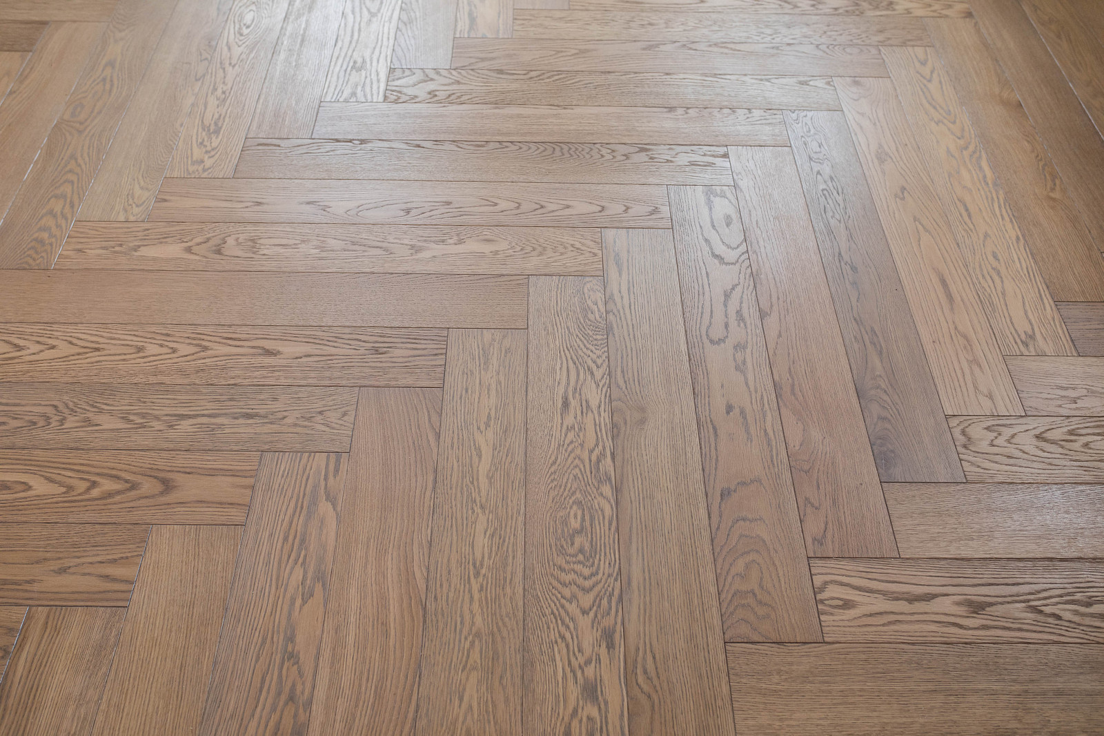 Венгерская ёлка, Дуб Натур 880 мм в частном доме Нагаево