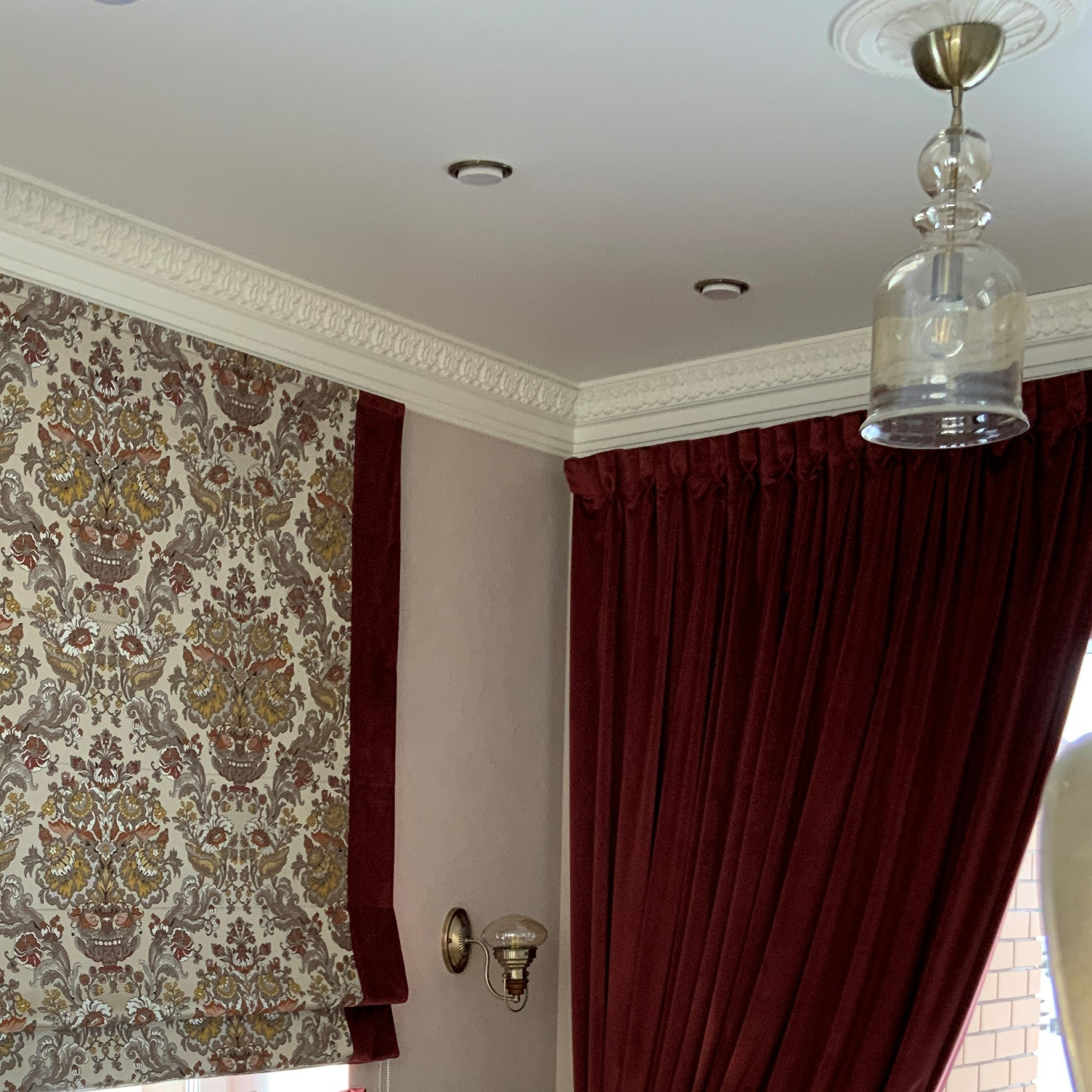 Обратите внимание на сочетание рисунка римской шторы с цветом металла на бра и л