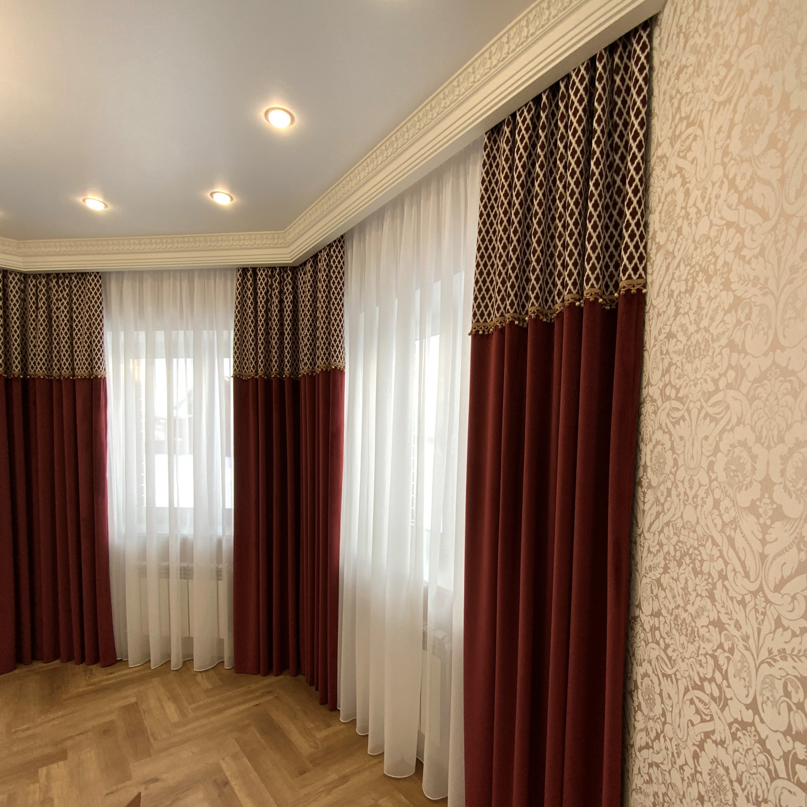 Готовы шторы в эркер гостиной. точечные светильники вдоль штор красиво подсвечив