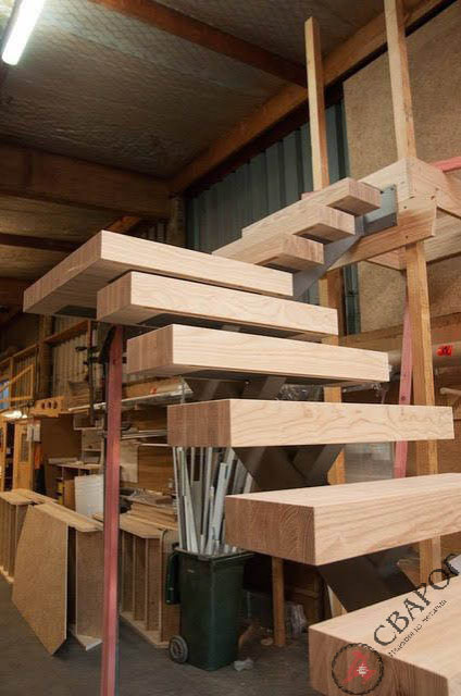 Лестница с толстыми ступенями