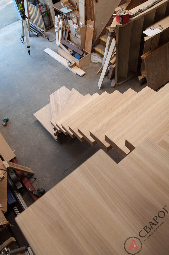 Лестница с толстыми ступенями