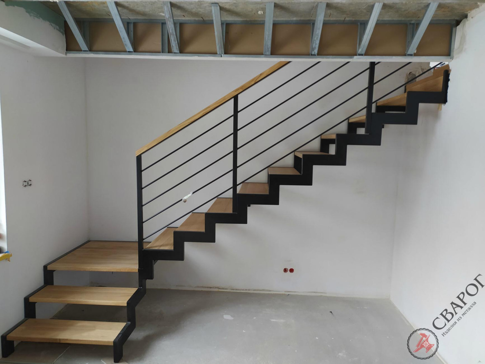 Строгая лестница с площадкой