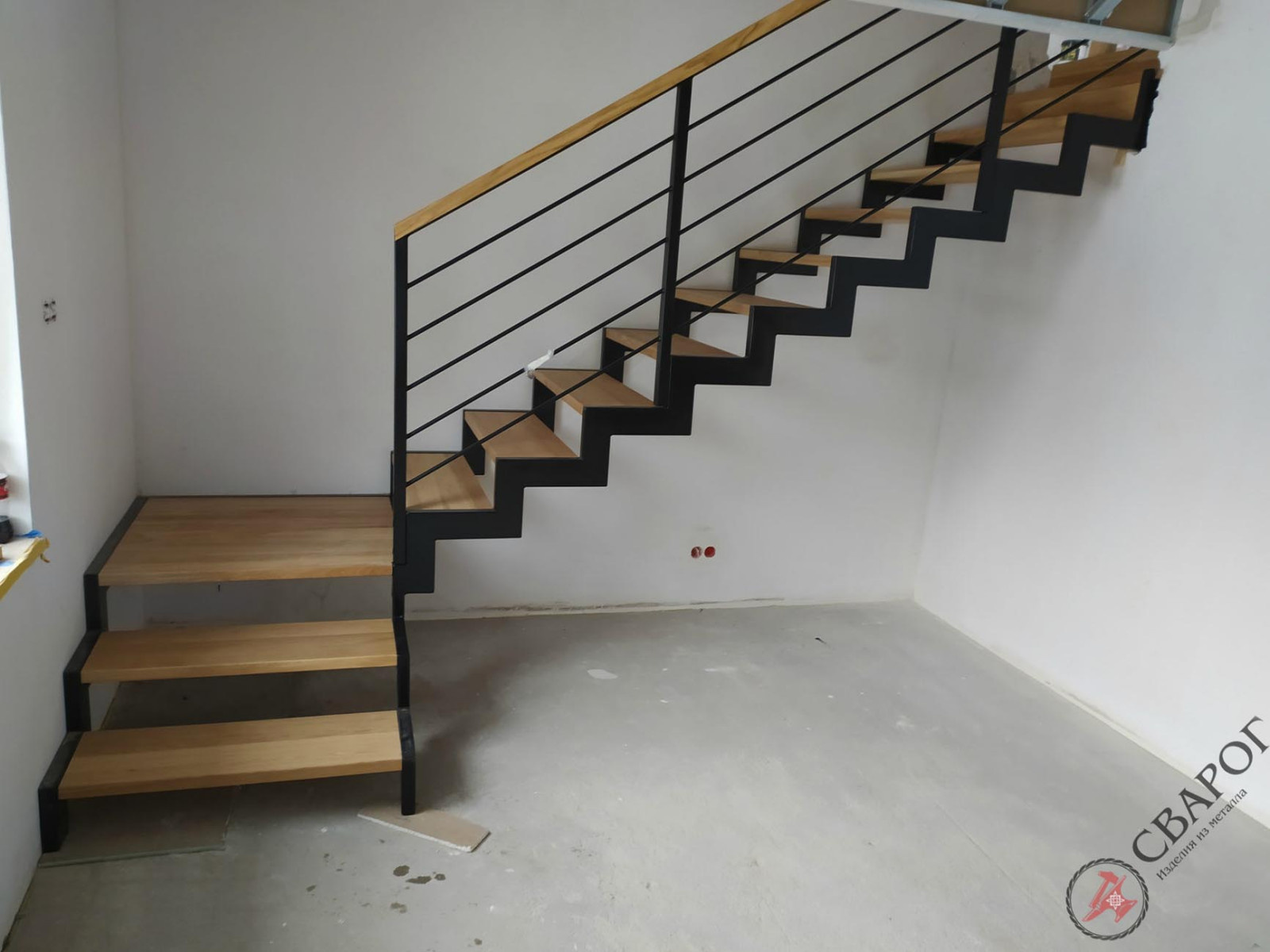 Строгая лестница с площадкой