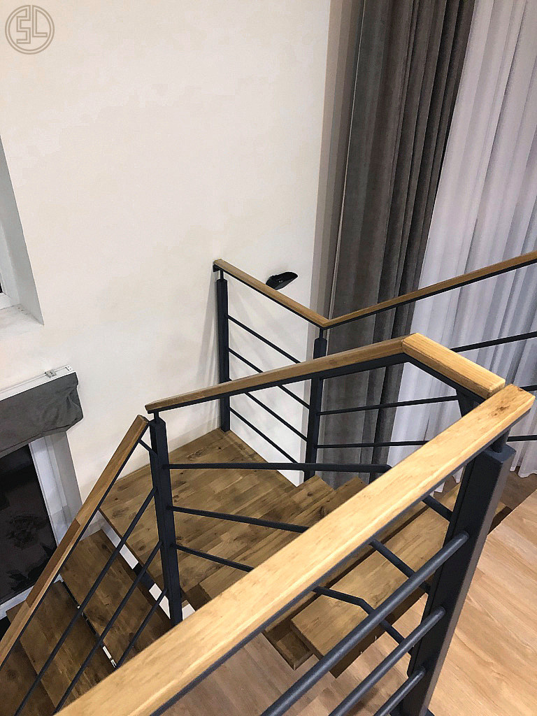 Деревянная лестница на монокосоуре