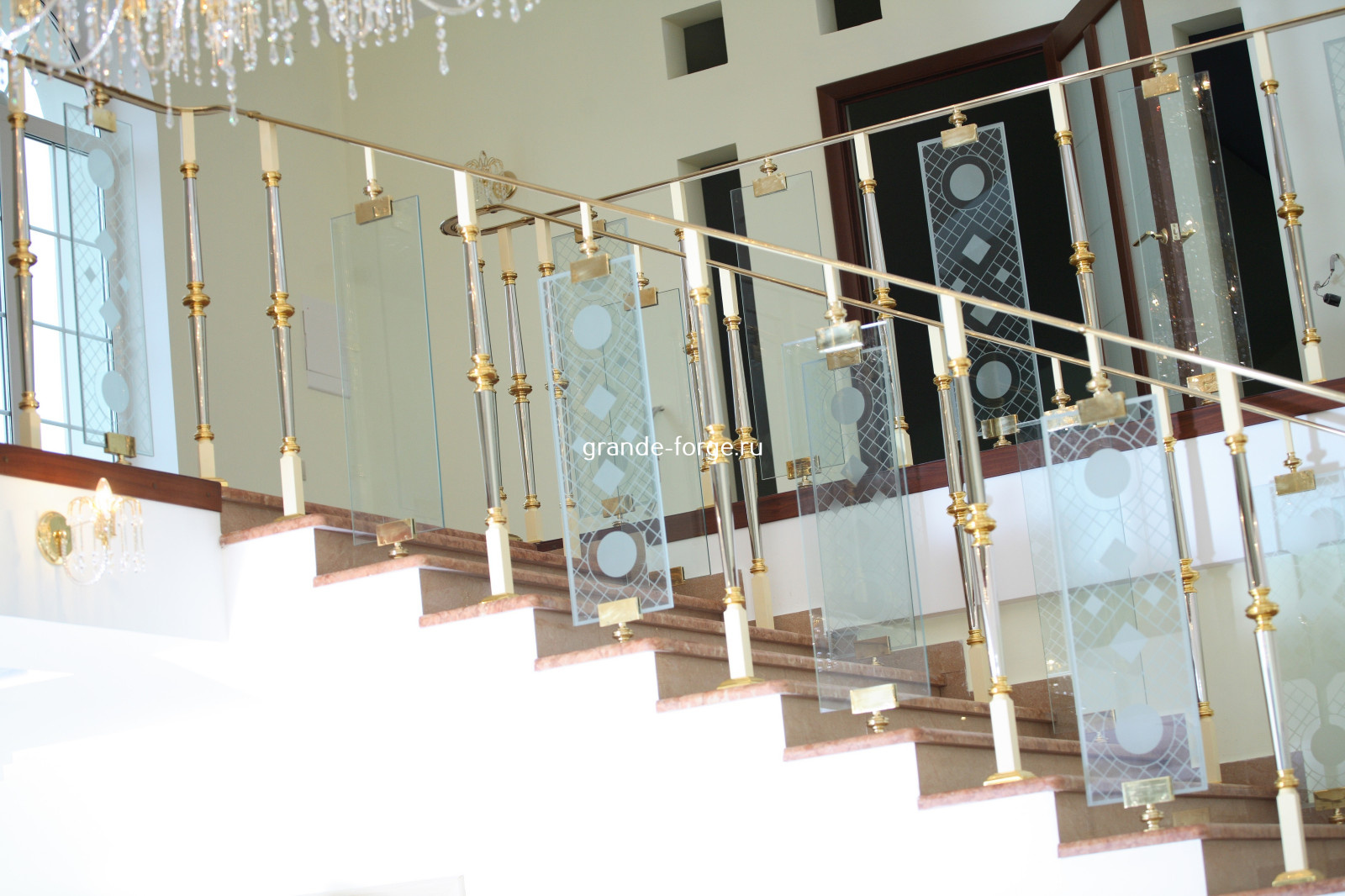 Лестница, латунное ограждение со стеклом, фабрика Grande forge, коллекция Париж