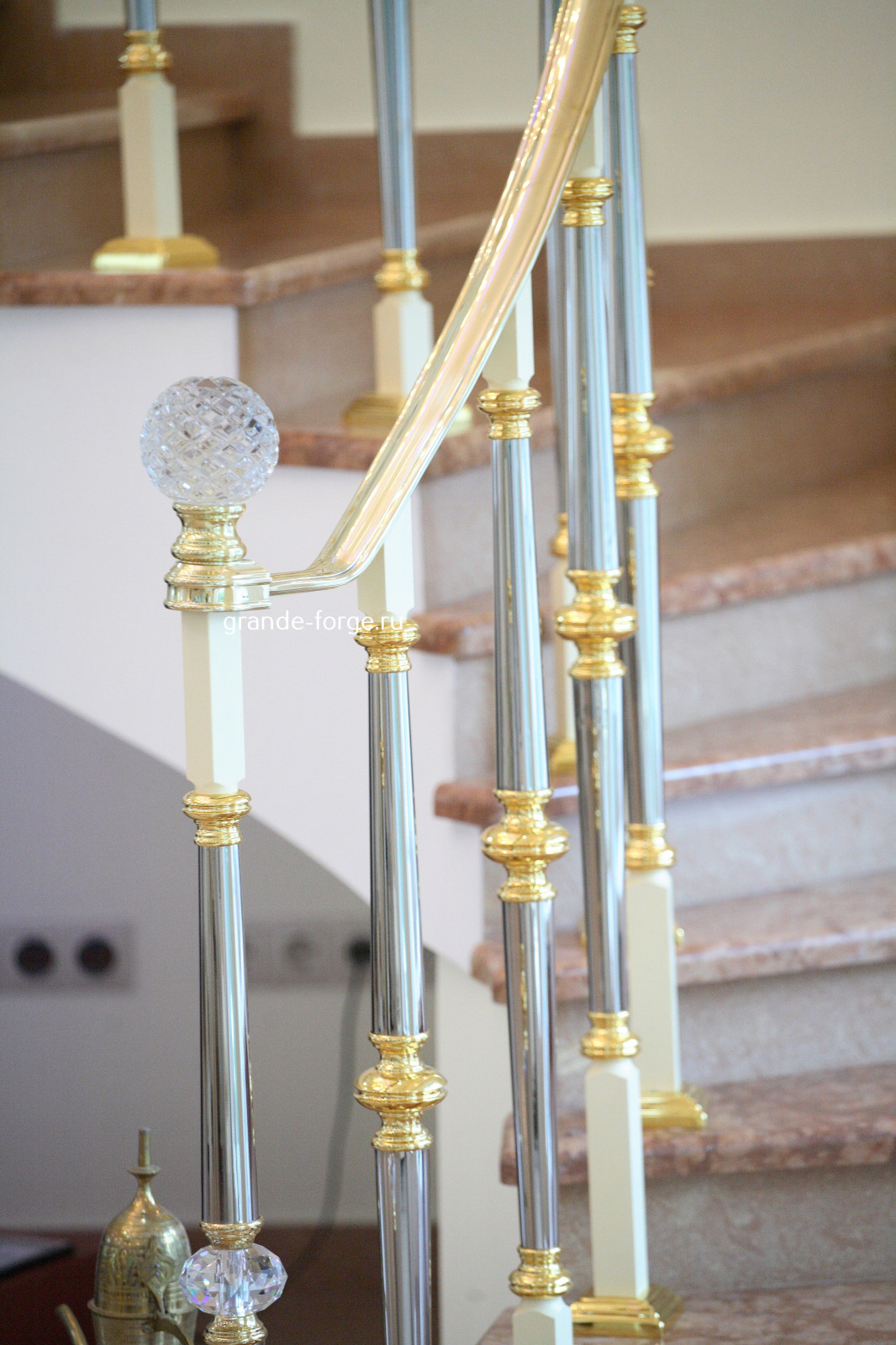 Лестница, латунное ограждение со стеклом, фабрика Grande forge, коллекция Париж