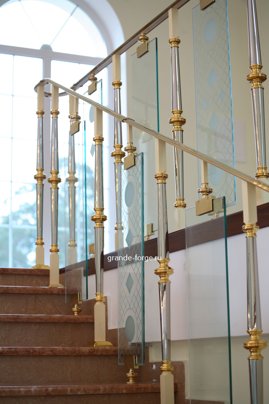 Лестница, латунное ограждение со стеклом, фабрика Grande forge, коллекция Париж
