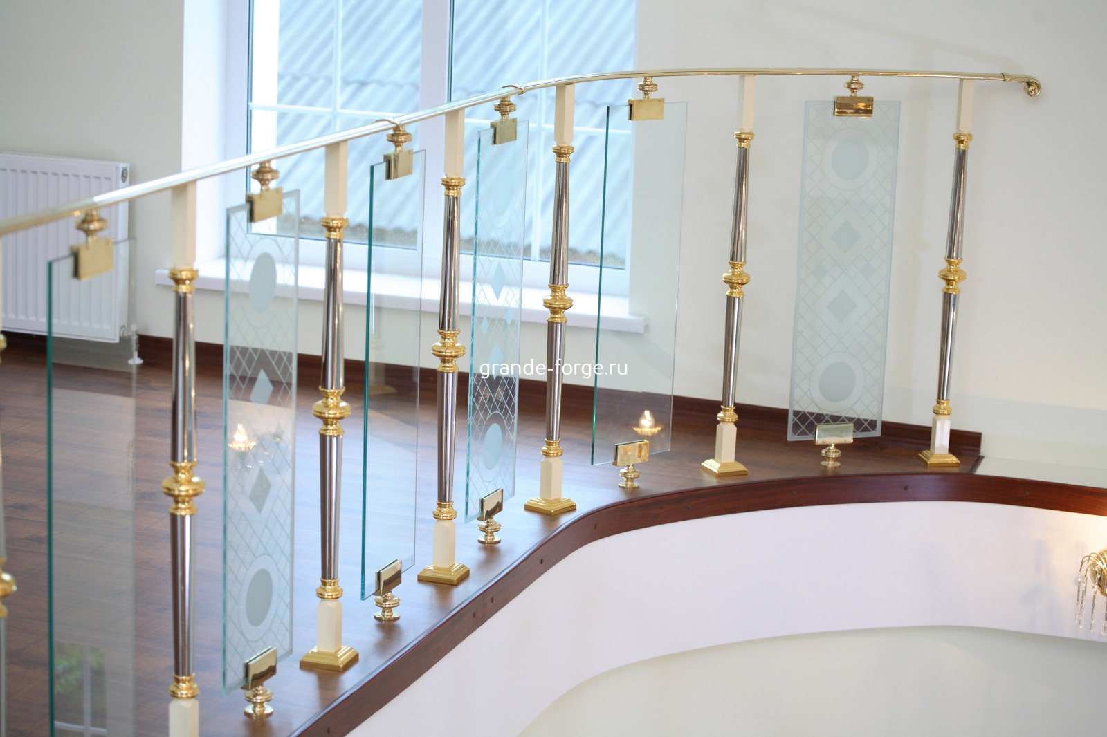 Лестница, латунное ограждение со стеклом, фабрика Grande forge, коллекция Париж