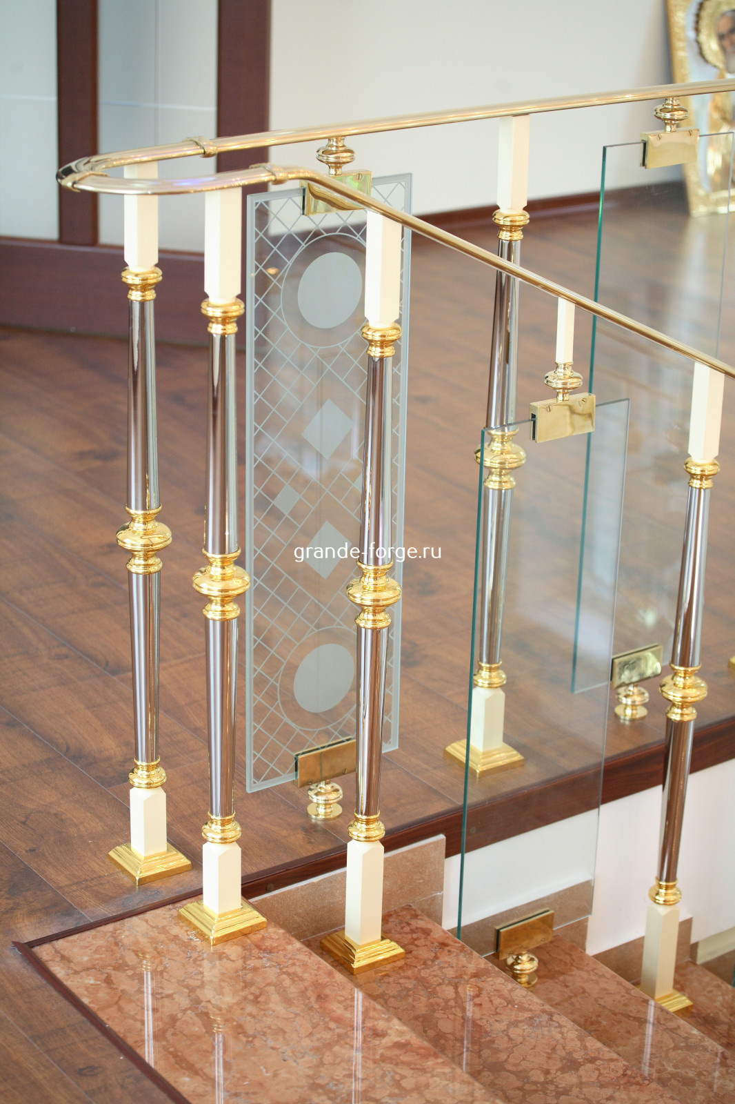 Лестница, латунное ограждение со стеклом, фабрика Grande forge, коллекция Париж