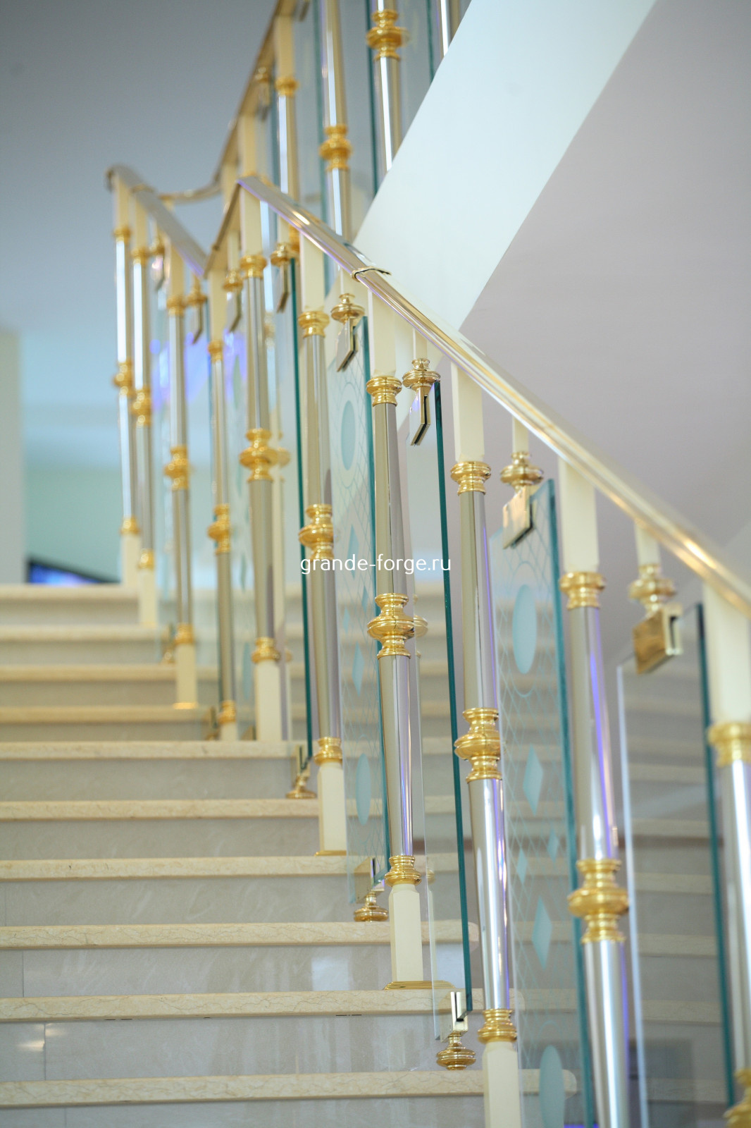Лестница, латунное ограждение со стеклом, фабрика Grande forge, коллекция Париж