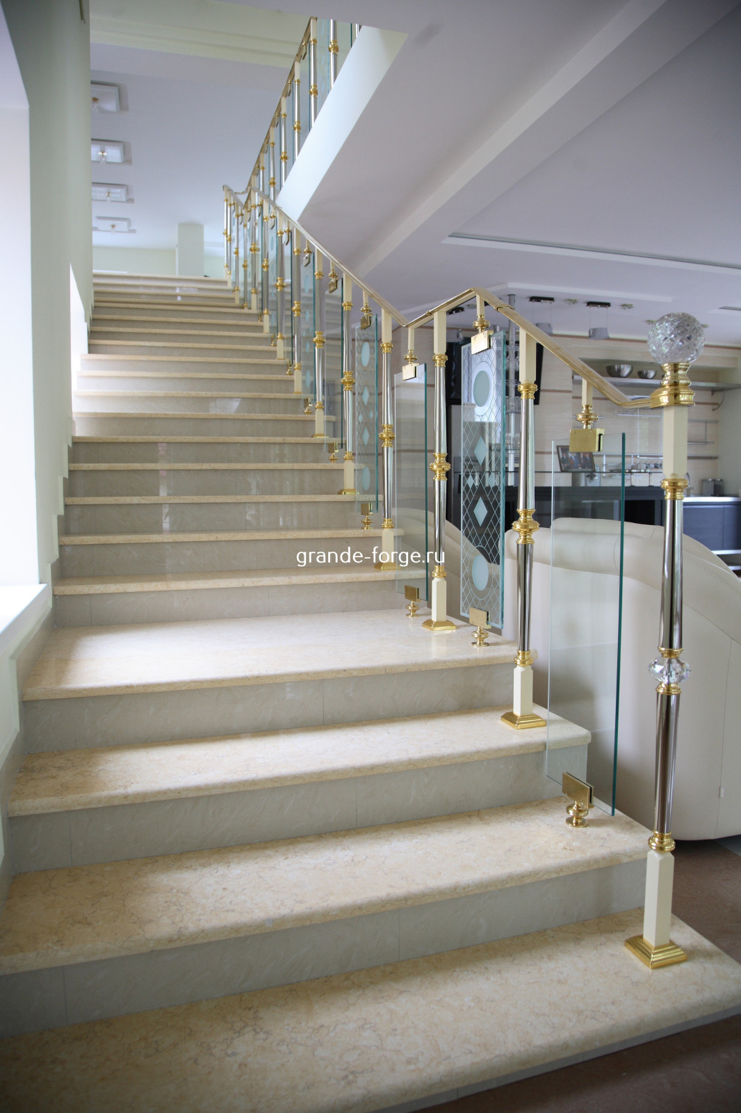 Лестница, латунное ограждение со стеклом, фабрика Grande forge, коллекция Париж