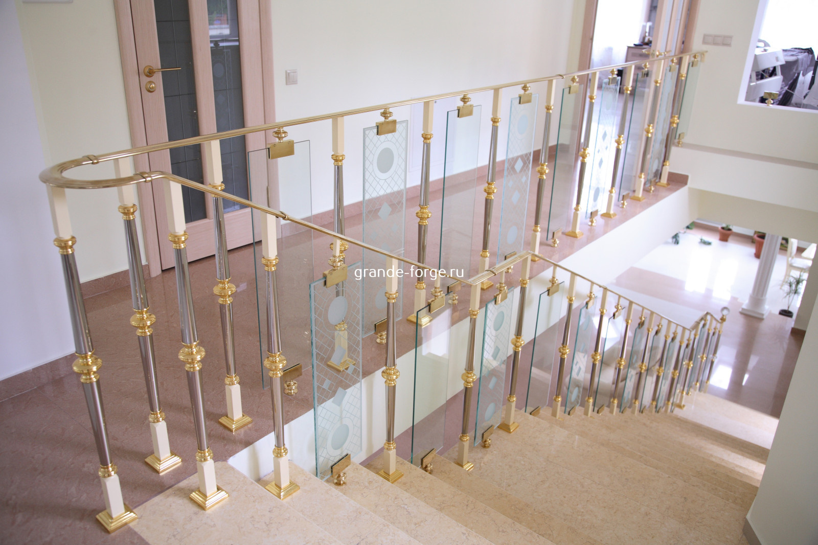 Лестница, латунное ограждение со стеклом, фабрика Grande forge, коллекция Париж