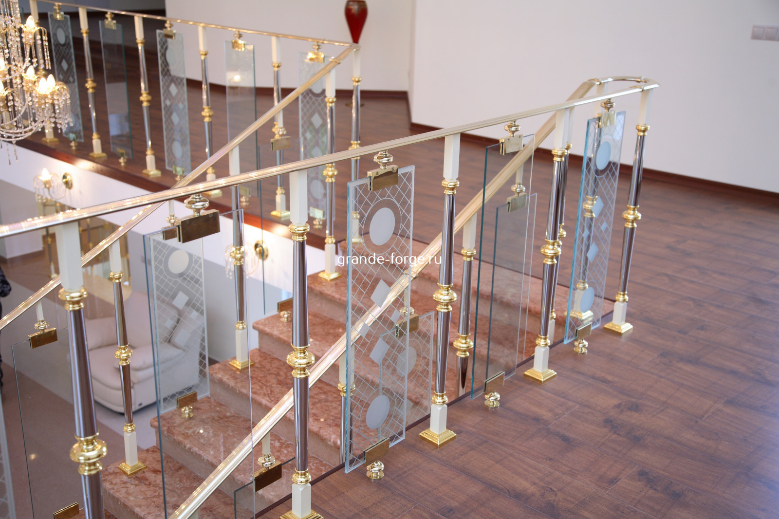 Лестница, латунное ограждение со стеклом, фабрика Grande forge, коллекция Париж