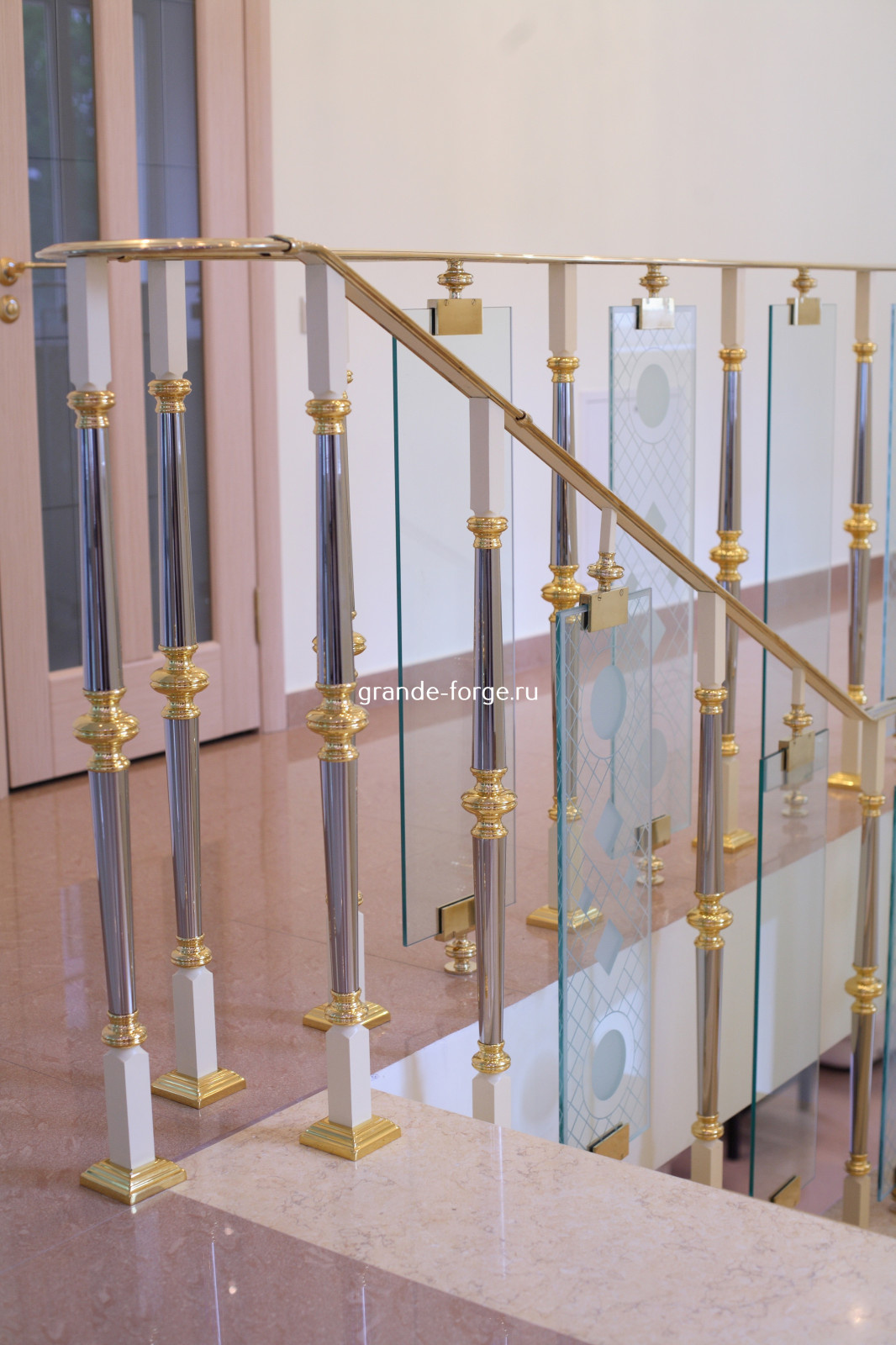 Лестница, латунное ограждение со стеклом, фабрика Grande forge, коллекция Париж