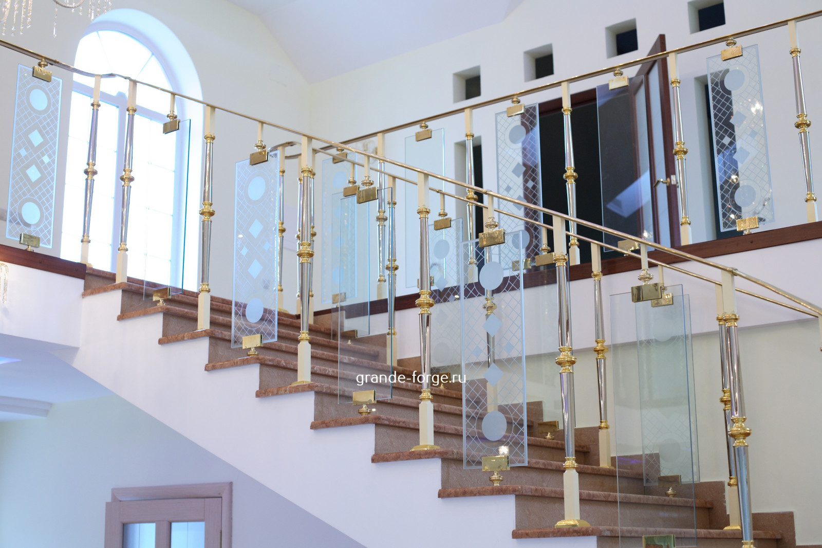 Лестница, латунное ограждение со стеклом, фабрика Grande forge, коллекция Париж