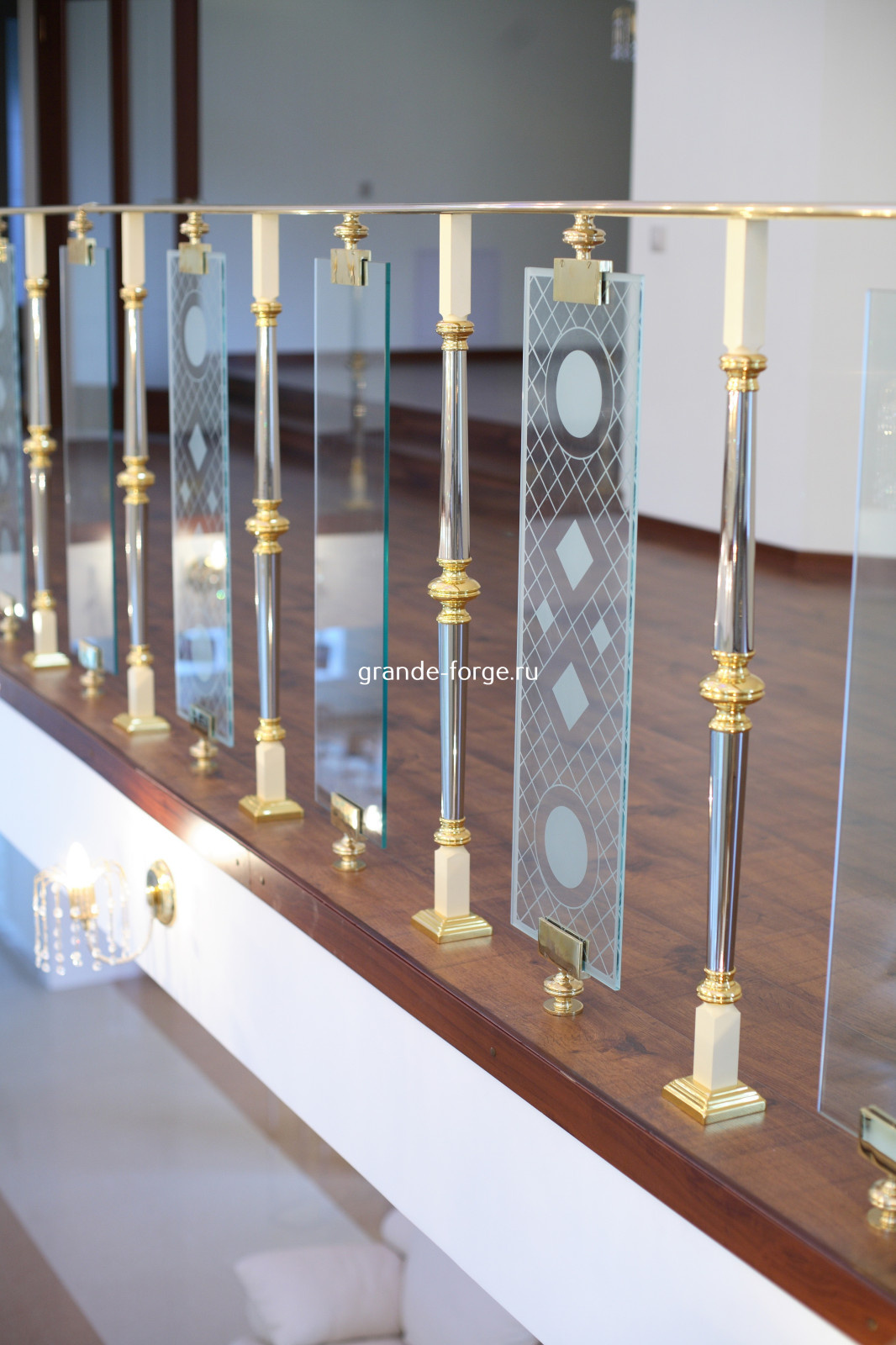 Лестница, латунное ограждение со стеклом, фабрика Grande forge, коллекция Париж