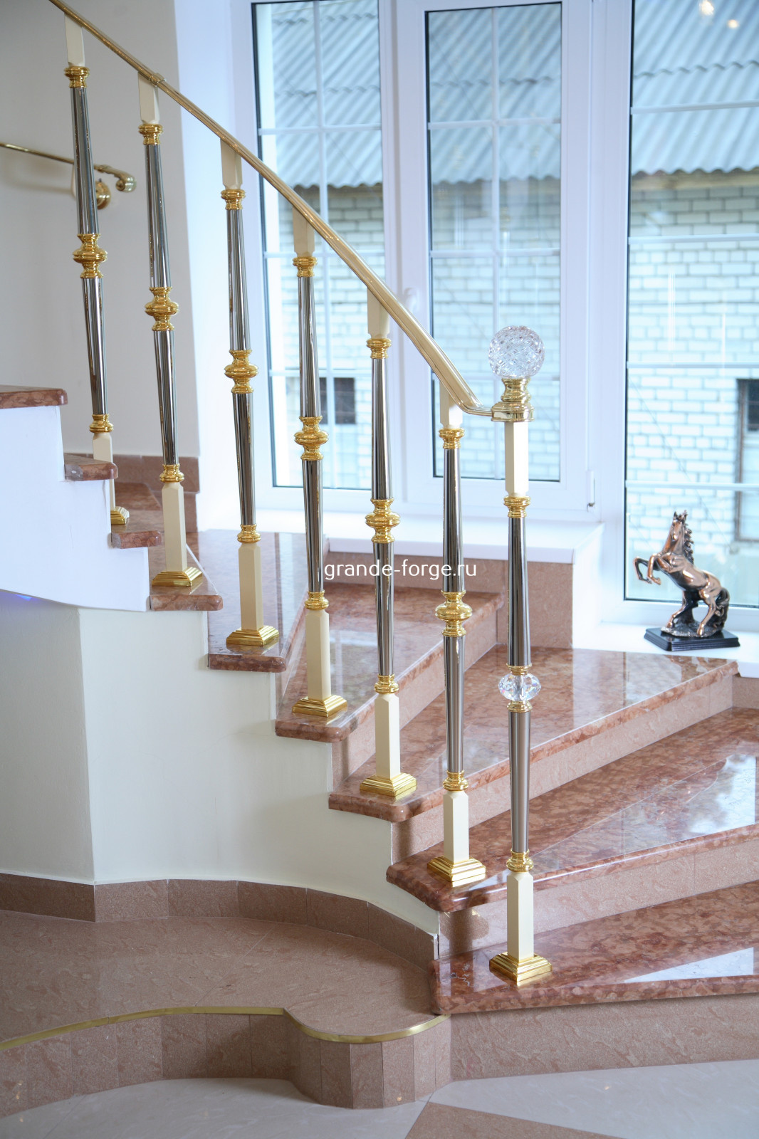 Лестница, латунное ограждение со стеклом, фабрика Grande forge, коллекция Париж
