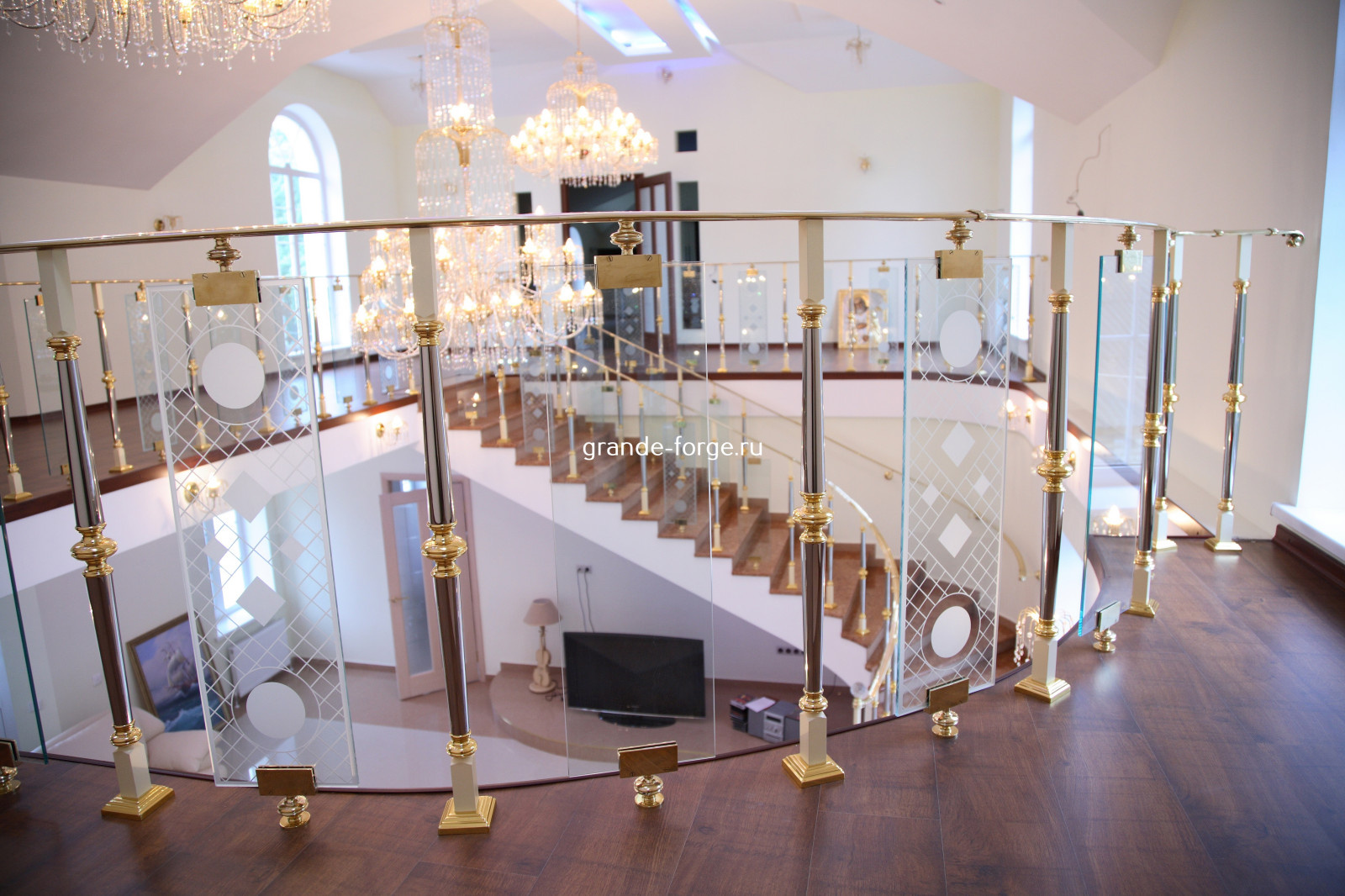 Лестница, латунное ограждение со стеклом, фабрика Grande forge, коллекция Париж