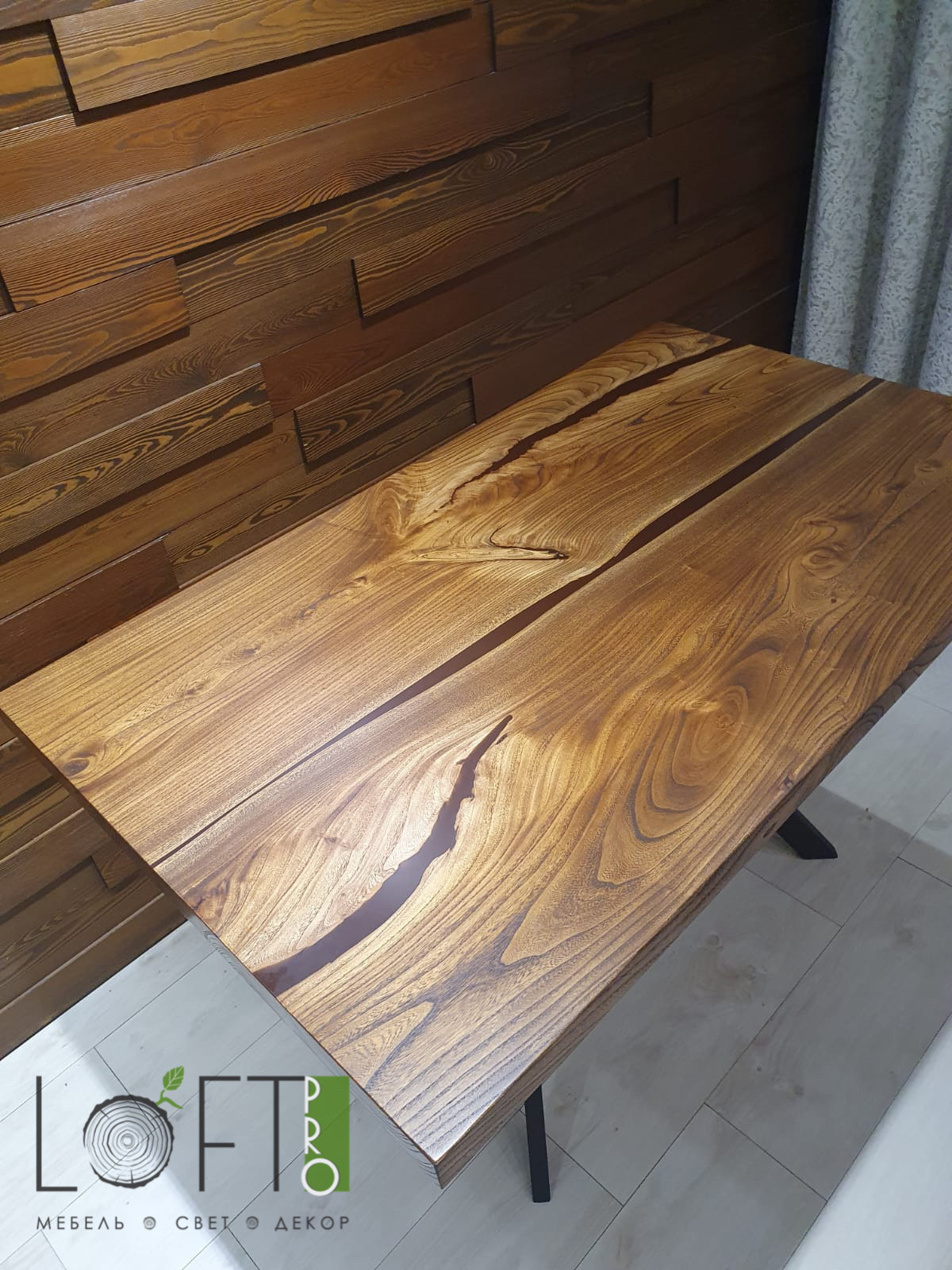 Обеденный стол из массива карагача