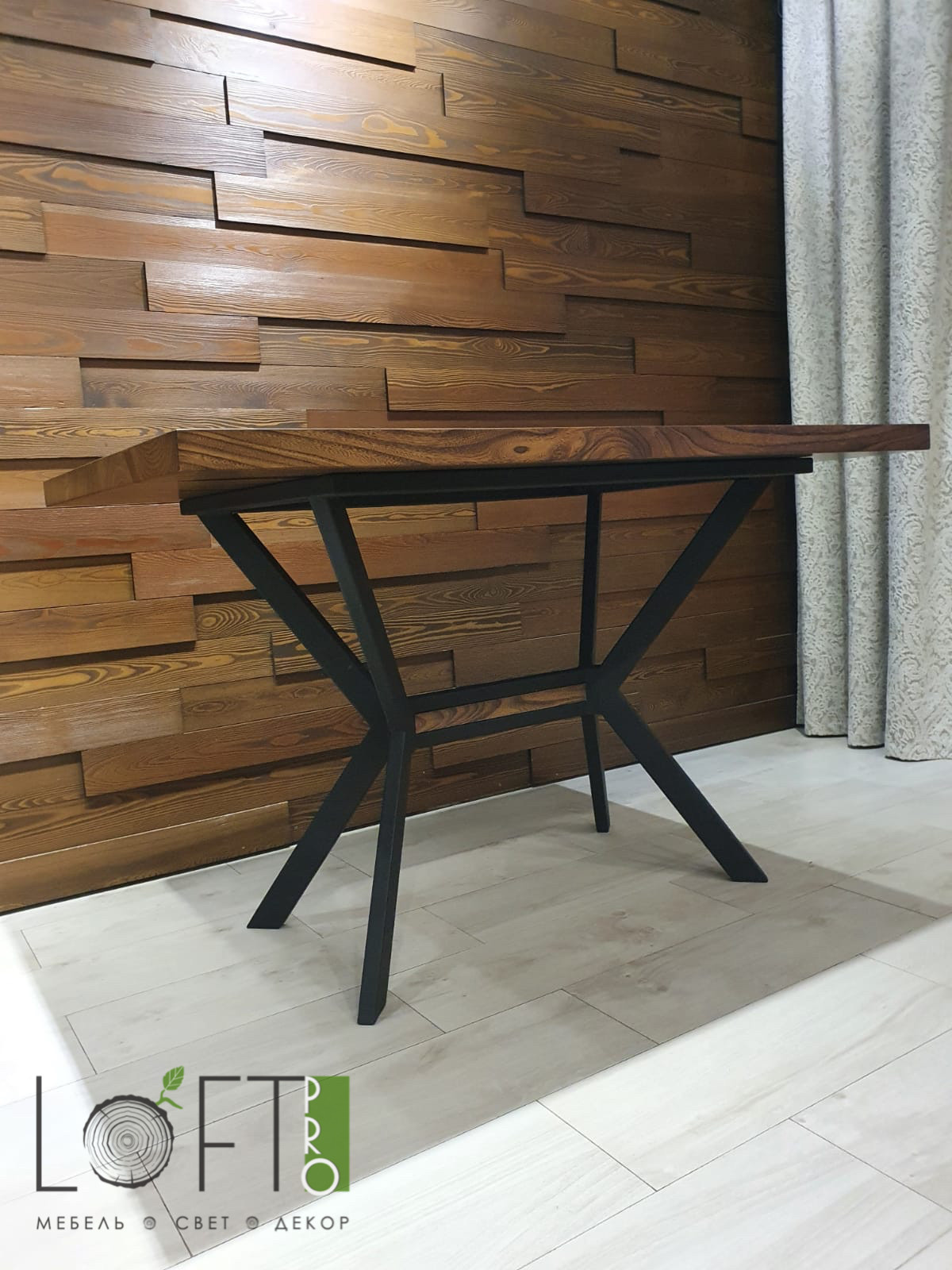 Обложка проекта: Обеденный стол из массива карагача