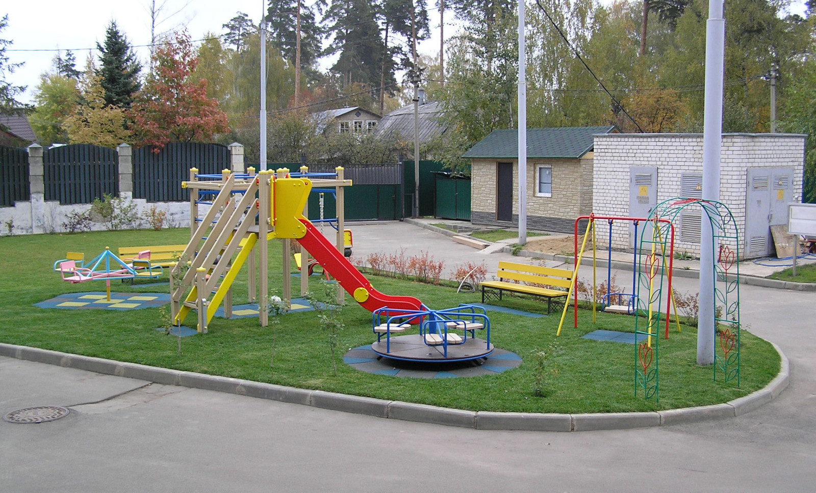 Детская площадка газон/резина