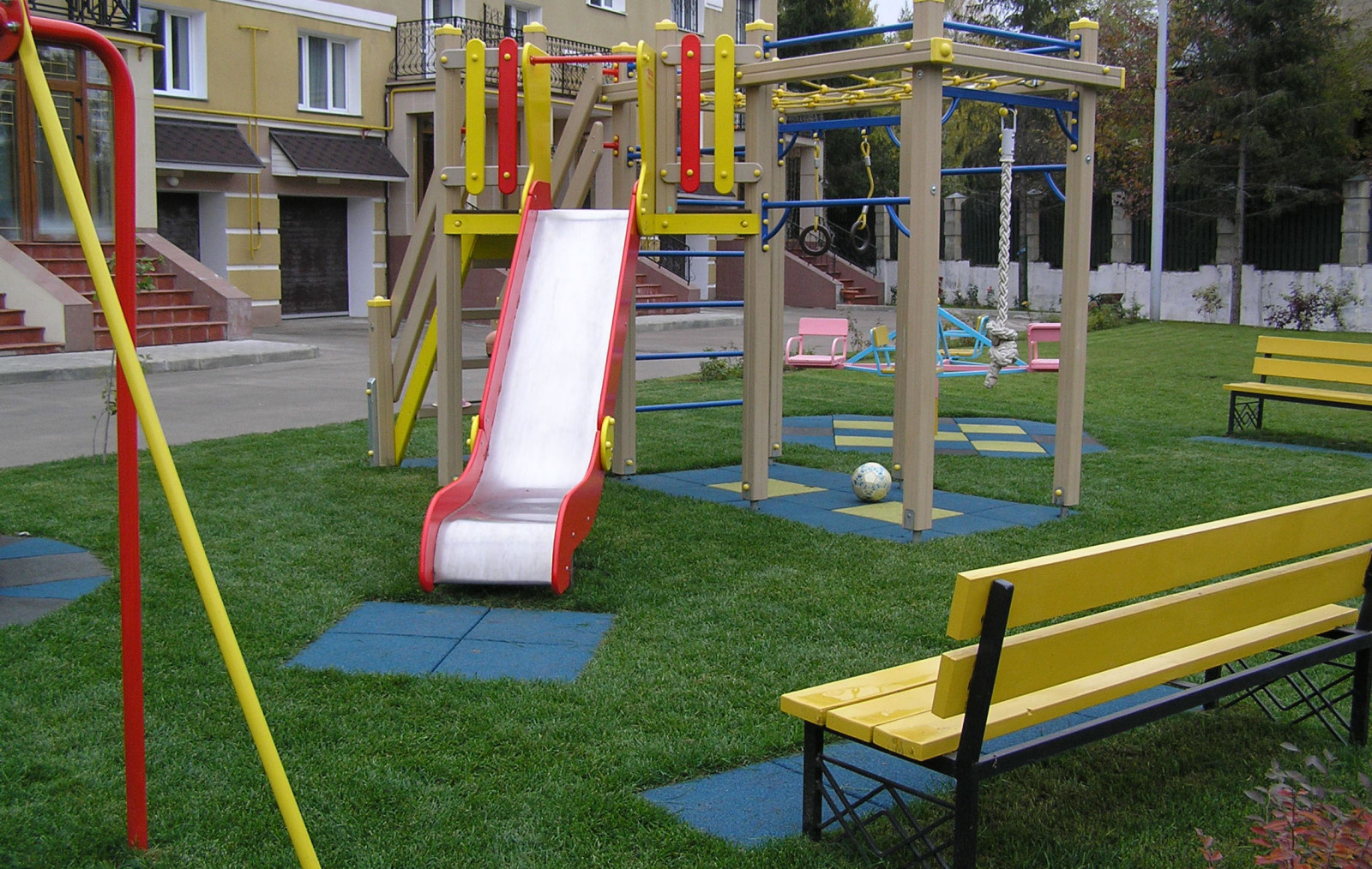 Детская площадка газон/резина