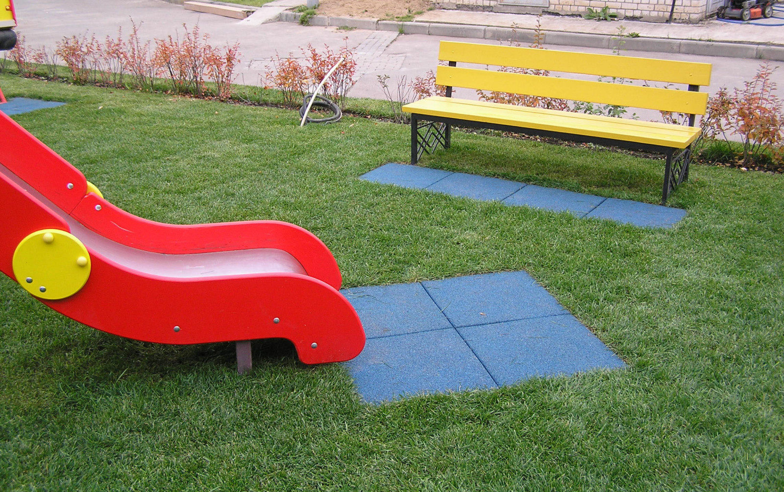 Детская площадка газон/резина