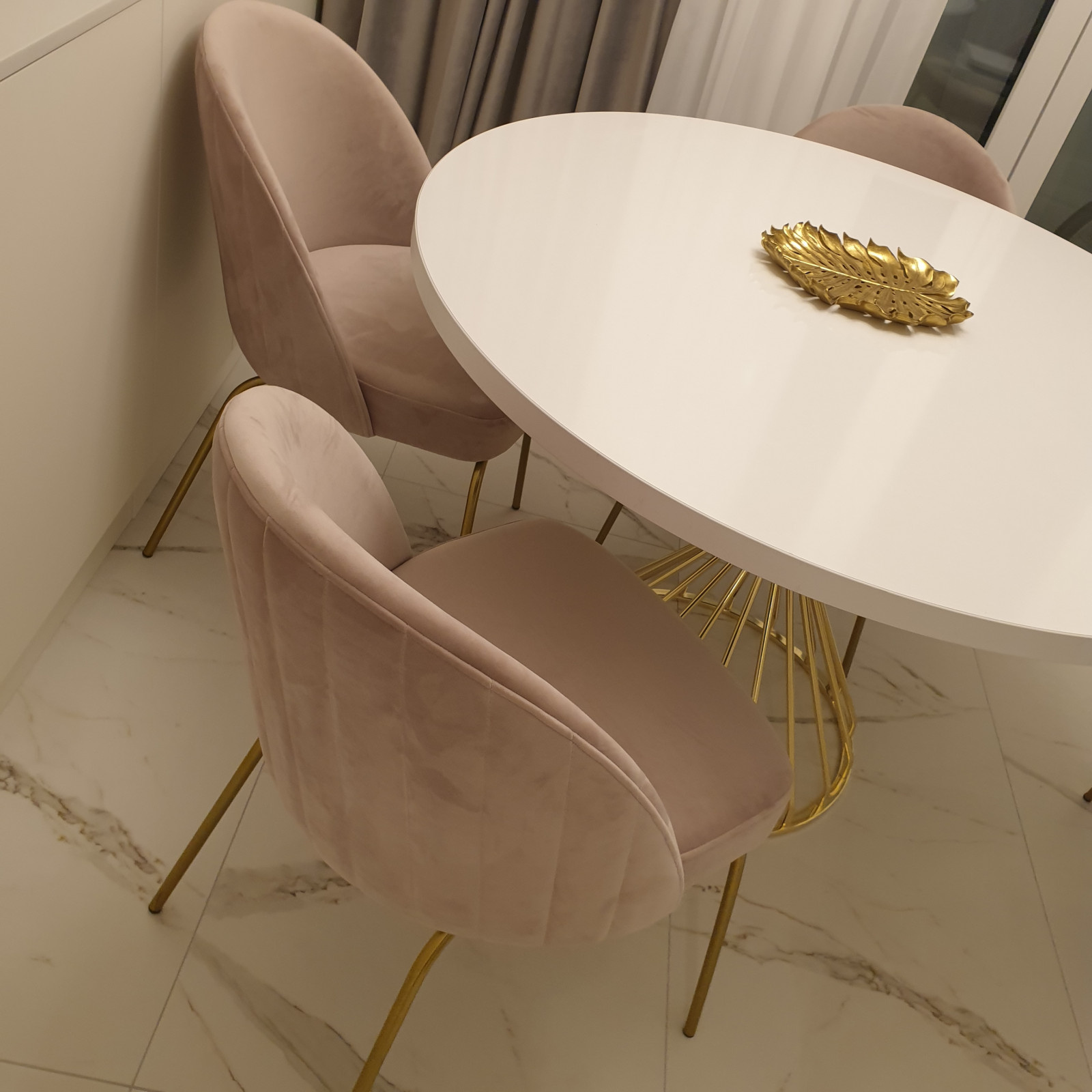 Powder rose neoclassic appartment
