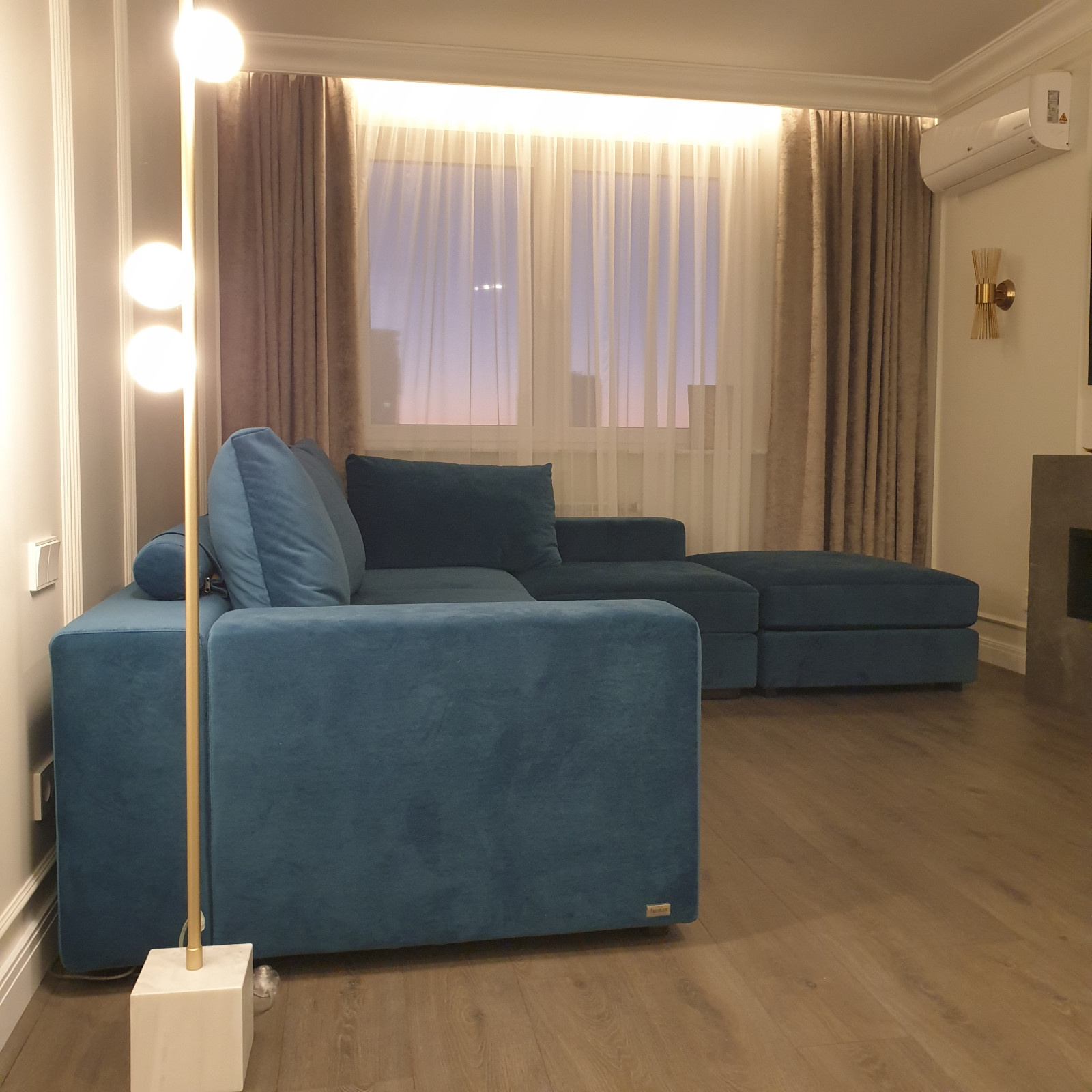 Powder rose neoclassic appartment