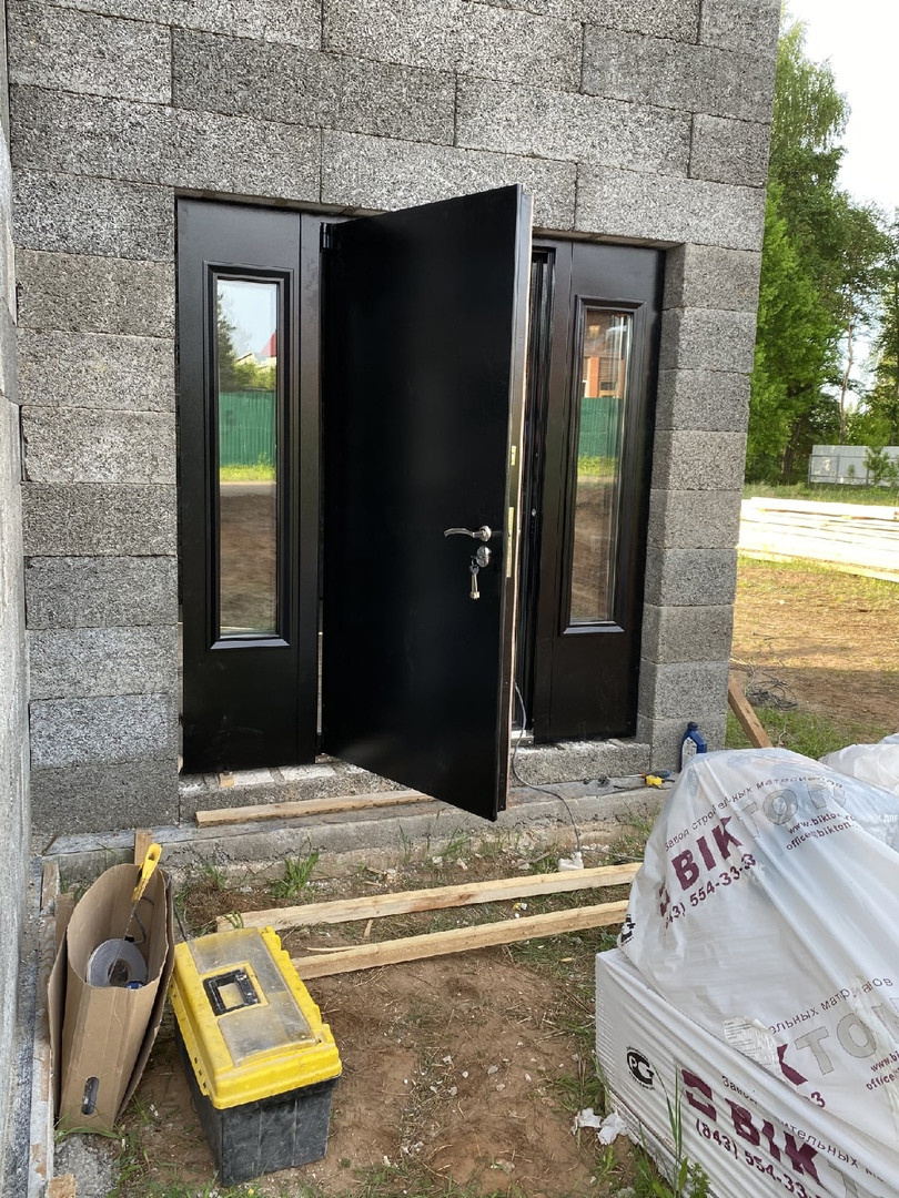 Дверь с импостами для загородного дома